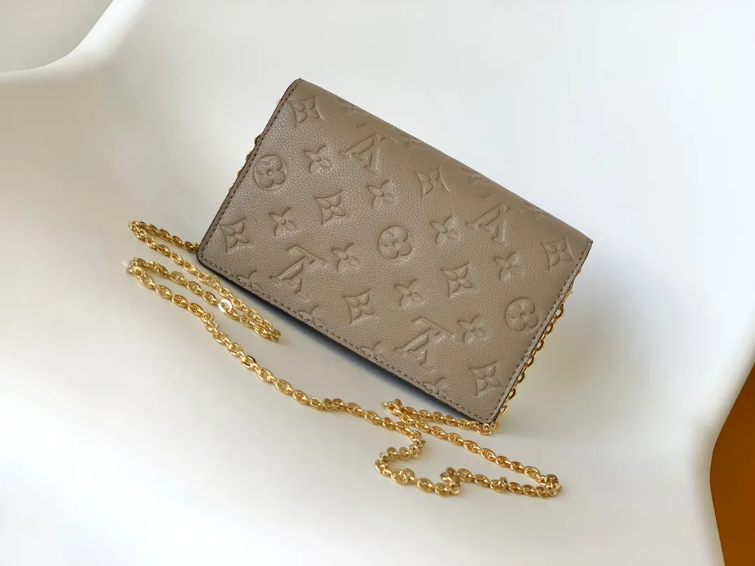 p680 M67839 black M69423 apricot top original order This Vavin wallet is made of Monogram Empreinte leather, and the lock comes from the Louis Vuitton hard box. The delicate embossed print complements the chain bag shape. Front pocket printed with Louis Vuitton in English, can store a mobile phone, inner pocket and compartment for easy access 19.0 x 12.5 x 4.0 cm (L x H x W) • Embossed cow leather • Cow leather lining • Large accordion compartment • Large zippered coin patch pocket • Internal patch pocket • Front patch pocket • Chain: removable • Chain half length: 53.0 cm