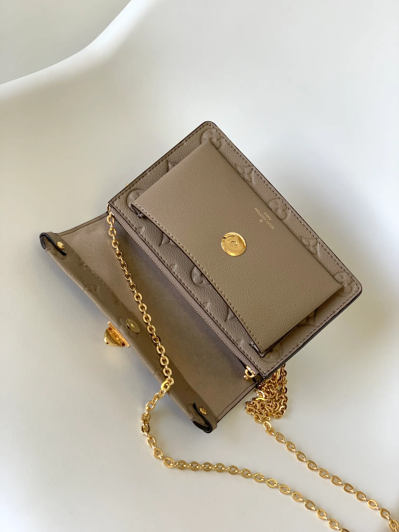 p680 M67839 black M69423 apricot top original order This Vavin wallet is made of Monogram Empreinte leather, and the lock comes from the Louis Vuitton hard box. The delicate embossed print complements the chain bag shape. Front pocket printed with Louis Vuitton in English, can store a mobile phone, inner pocket and compartment for easy access 19.0 x 12.5 x 4.0 cm (L x H x W) • Embossed cow leather • Cow leather lining • Large accordion compartment • Large zippered coin patch pocket • Internal patch pocket • Front patch pocket • Chain: removable • Chain half length: 53.0 cm