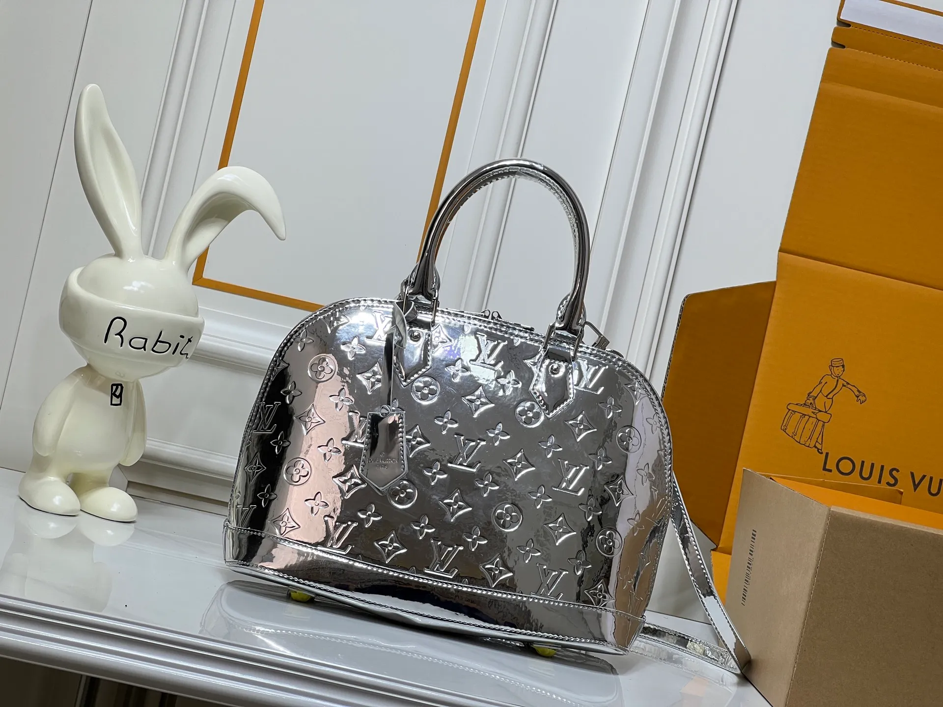 Batch 320💰M11835 M53151 The Alma large handbag of the LVSki series draws inspiration from the Louis Vuitton archive hard box. The large Monogram embossed coated canvas renders the new Monogram Miroir effect, highlighting the concept of retro futurism. Spacious interior patch pockets ensure organized storage. Size: 39x30x19cm
