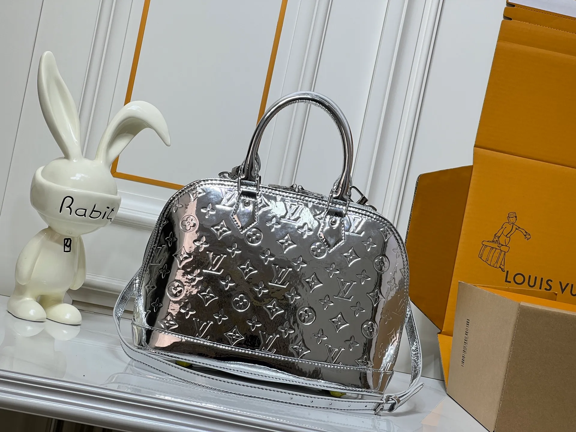 Batch 320💰M11835 M53151 The Alma large handbag of the LVSki series draws inspiration from the Louis Vuitton archive hard box. The large Monogram embossed coated canvas renders the new Monogram Miroir effect, highlighting the concept of retro futurism. Spacious interior patch pockets ensure organized storage. Size: 39x30x19cm