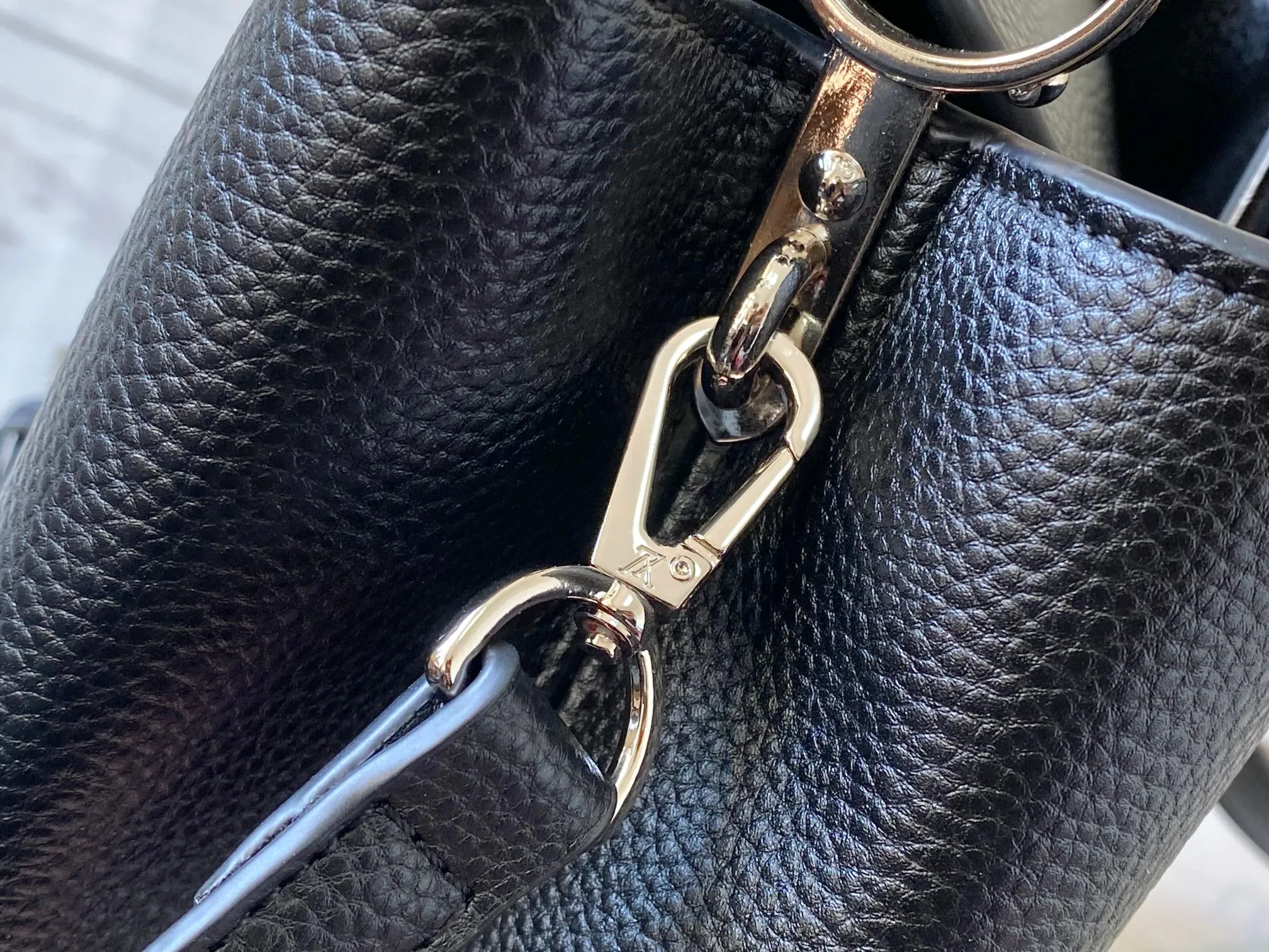 P500 [Guangzhou top quality original version] M26532 black silver This modern version of Capucines BB is made of timeless Taurillon leather and equipped with a jewelry-inspired Infinity chain. The bag is decorated with double galvanized metal parts, including the iconic Monogram floral pattern, and the LV Initials logo created with sunburst technology, creating a sundial-like light and shadow effect. The bag has multiple pockets and a detachable shoulder strap, allowing it to be carried on one shoulder or across the body. 27 x 17.3 x 9 (cm) (length x height x width)