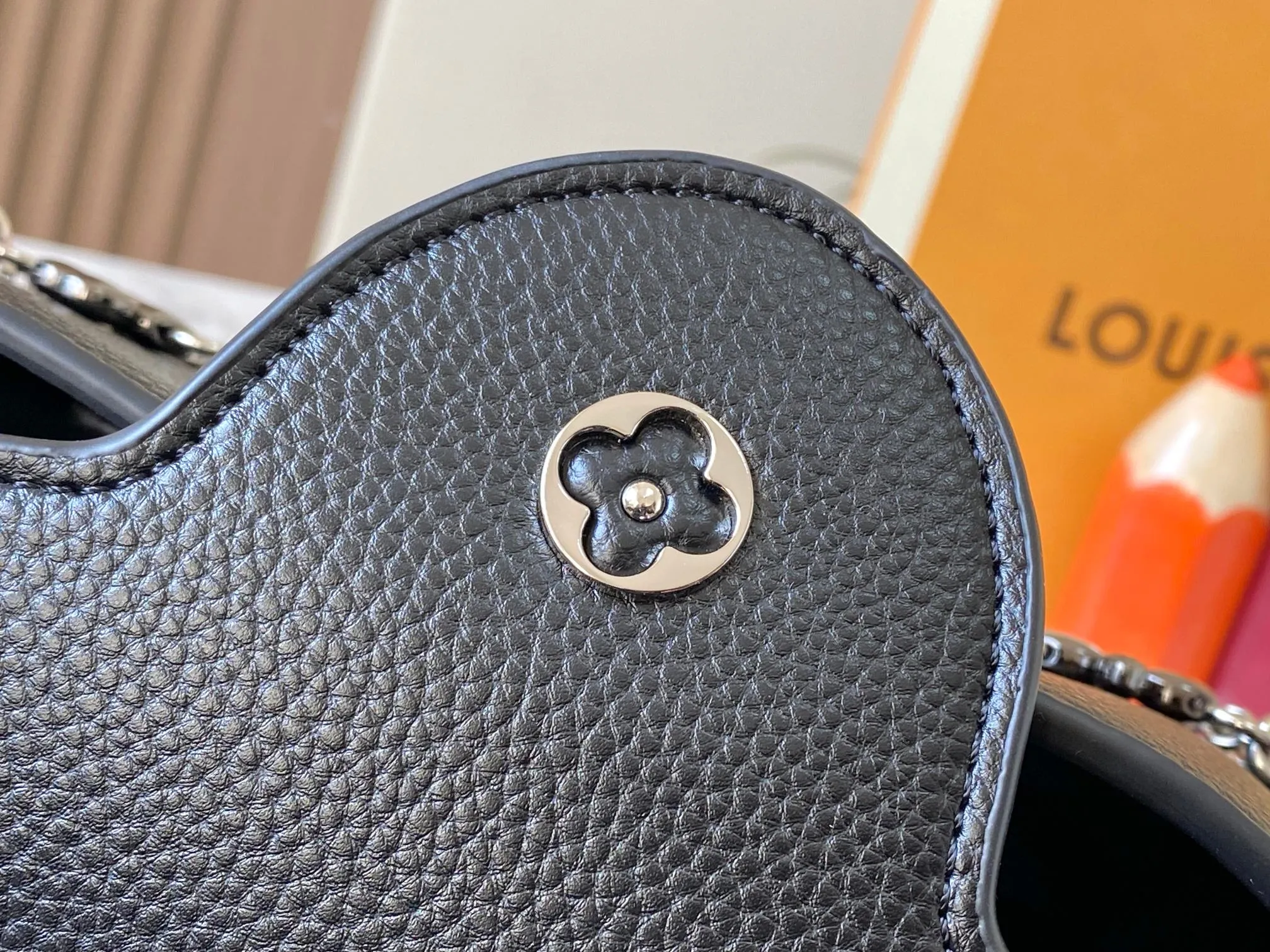 P500 [Guangzhou top quality original version] M26532 black silver This modern version of Capucines BB is made of timeless Taurillon leather and equipped with a jewelry-inspired Infinity chain. The bag is decorated with double galvanized metal parts, including the iconic Monogram floral pattern, and the LV Initials logo created with sunburst technology, creating a sundial-like light and shadow effect. The bag has multiple pockets and a detachable shoulder strap, allowing it to be carried on one shoulder or across the body. 27 x 17.3 x 9 (cm) (length x height x width)