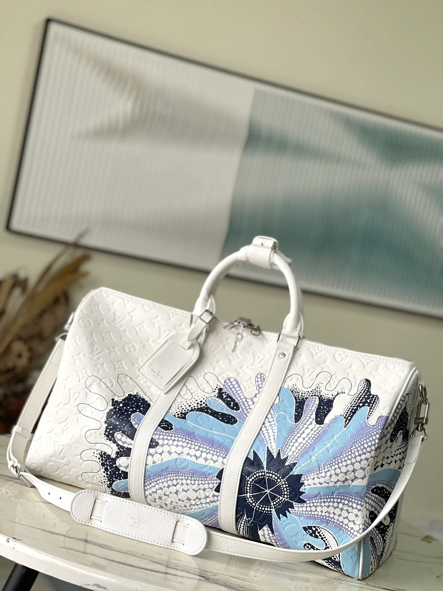 💰1740 (top layer leather) top original order M21678 x YK Keepall 50 travel bag from the x Yayoi Kusama collaboration series. Thousands of wavy points interweave into the outline of a psychedelic flower, symbolizing the brevity of life and the boundlessness of time, and representing the Japanese artist’s well-known creative imagery. The x YK logo highlights the identity of the series, making it another great collection. Dimensions: 50 x 29 x 23 cm