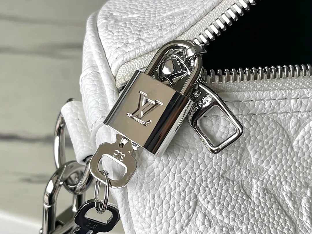 💰1740 (top layer leather) top original order M21678 x YK Keepall 50 travel bag from the x Yayoi Kusama collaboration series. Thousands of wavy points interweave into the outline of a psychedelic flower, symbolizing the brevity of life and the boundlessness of time, and representing the Japanese artist’s well-known creative imagery. The x YK logo highlights the identity of the series, making it another great collection. Dimensions: 50 x 29 x 23 cm