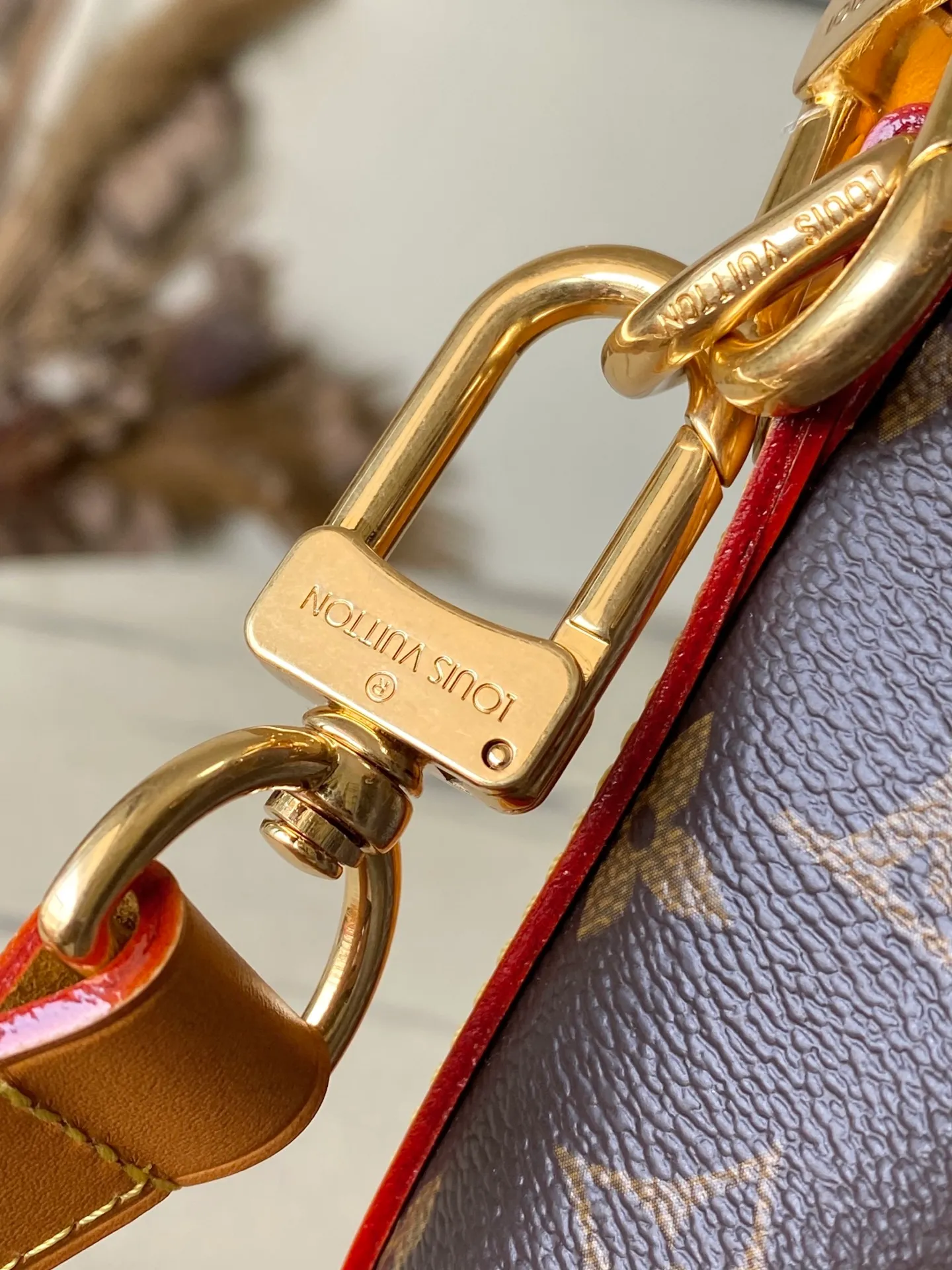💰1200 Top original order M14017 Noe Cargo bucket bag is constructed of Monogram canvas and decorated with distressed leather trim. It inherits the Noe bucket bag designed in 1932 for carrying champagne bottles. The large front pockets and refined details nod to Louis Vuitton's rich history while meeting modern needs. The top handle and shoulder strap are detachable for flexible portability. Dimensions: 22 × 24 × 16 cm