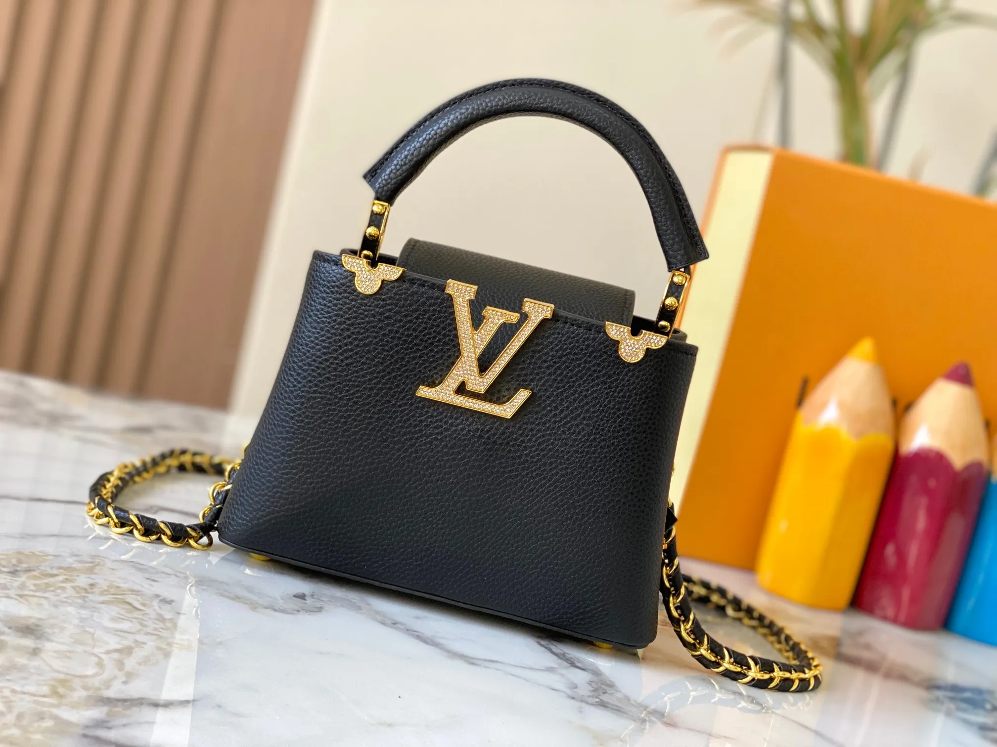 Top original P440 Guangzhou product M24583 black gold and diamond corolla🔺This Capucines Flower Crown handbag is made of full-grain Taurillon leather embellished with Monogram flowers. Each flower is shaped by exquisite crystal diamonds. The LV logo and flowers echo each other, making this feminine handbag reveal a jewel-like luster. Use the detachable shoulder strap cleverly and switch between shoulder and crossbody at will♠️Size: 21 * 14 * 8 cm🥂