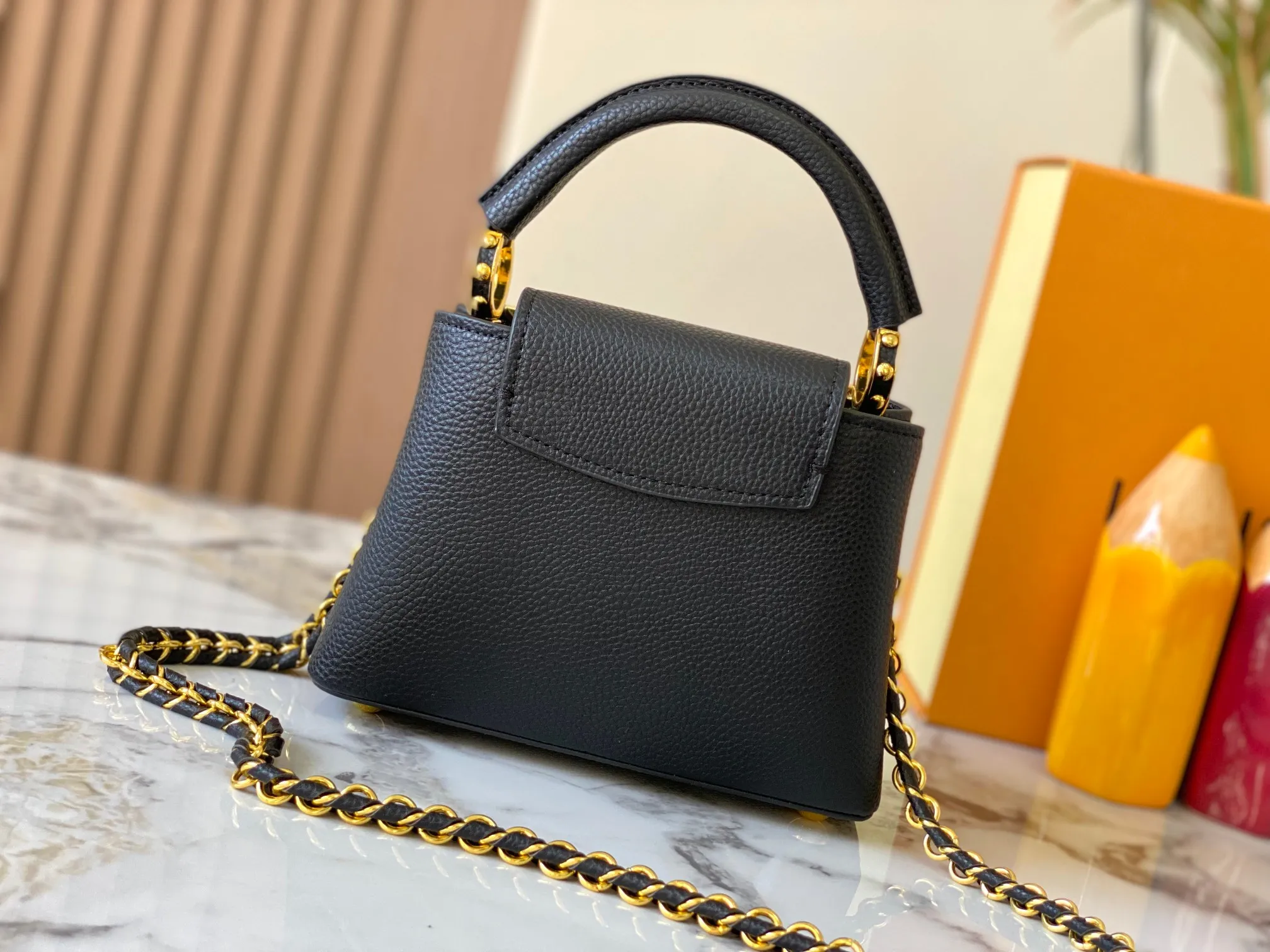 Top original P440 Guangzhou product M24583 black gold and diamond corolla🔺This Capucines Flower Crown handbag is made of full-grain Taurillon leather embellished with Monogram flowers. Each flower is shaped by exquisite crystal diamonds. The LV logo and flowers echo each other, making this feminine handbag reveal a jewel-like luster. Use the detachable shoulder strap cleverly and switch between shoulder and crossbody at will♠️Size: 21 * 14 * 8 cm🥂