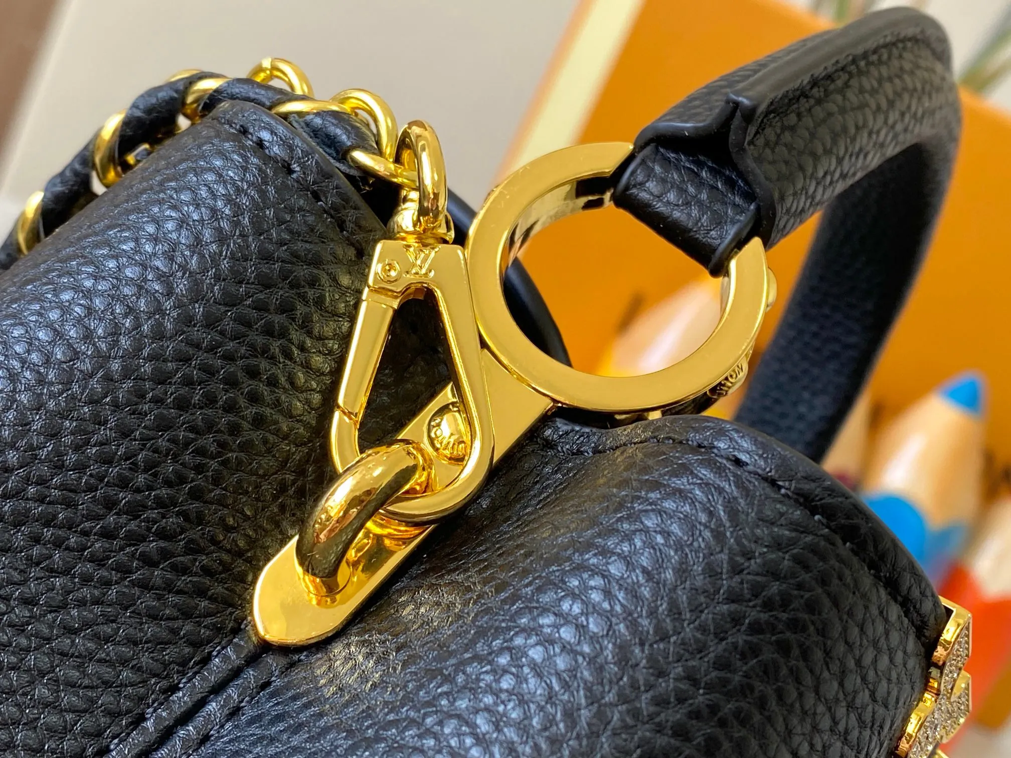 Top original P440 Guangzhou product M24583 black gold and diamond corolla🔺This Capucines Flower Crown handbag is made of full-grain Taurillon leather embellished with Monogram flowers. Each flower is shaped by exquisite crystal diamonds. The LV logo and flowers echo each other, making this feminine handbag reveal a jewel-like luster. Use the detachable shoulder strap cleverly and switch between shoulder and crossbody at will♠️Size: 21 * 14 * 8 cm🥂
