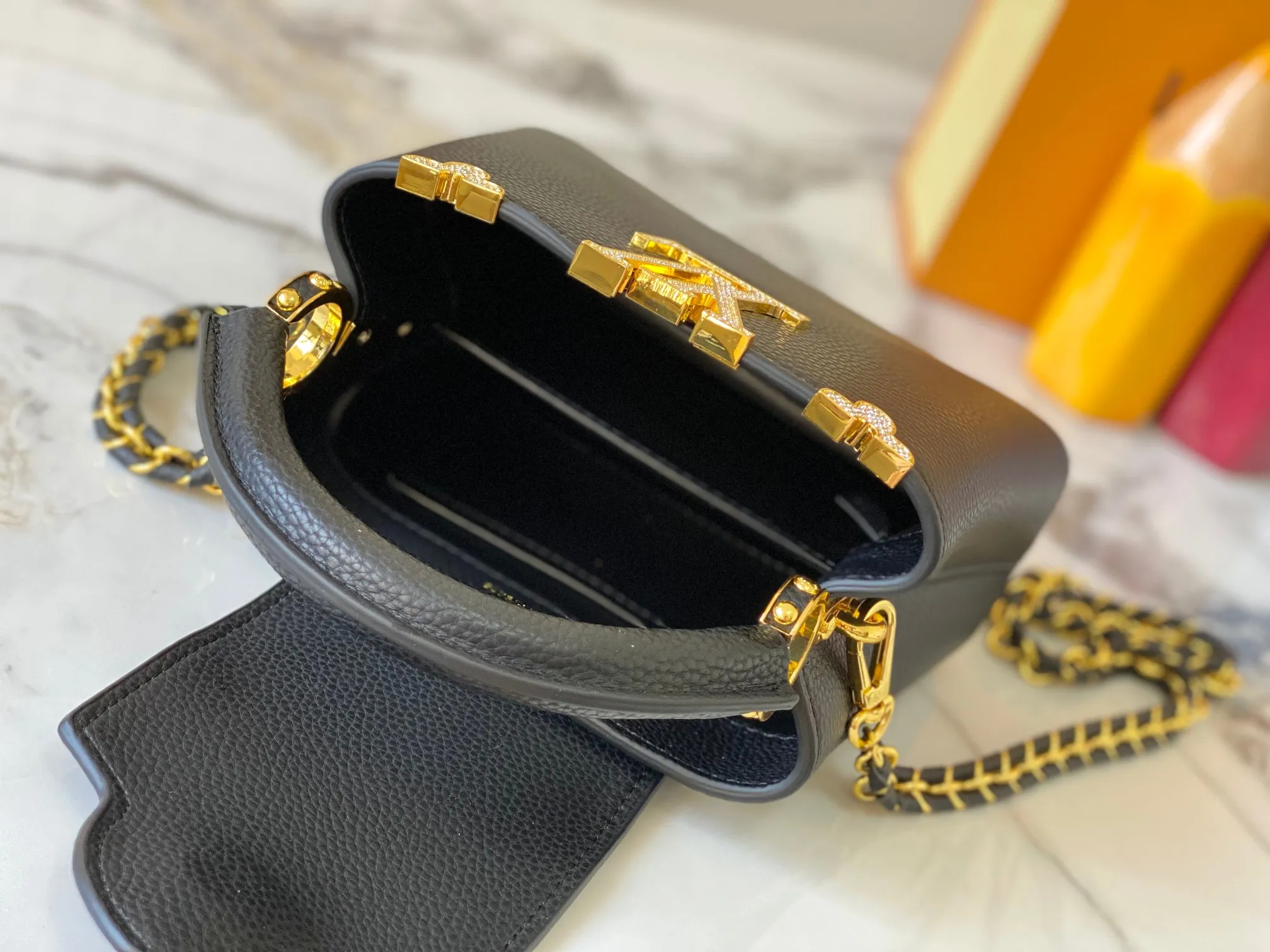 Top original P440 Guangzhou product M24583 black gold and diamond corolla🔺This Capucines Flower Crown handbag is made of full-grain Taurillon leather embellished with Monogram flowers. Each flower is shaped by exquisite crystal diamonds. The LV logo and flowers echo each other, making this feminine handbag reveal a jewel-like luster. Use the detachable shoulder strap cleverly and switch between shoulder and crossbody at will♠️Size: 21 * 14 * 8 cm🥂