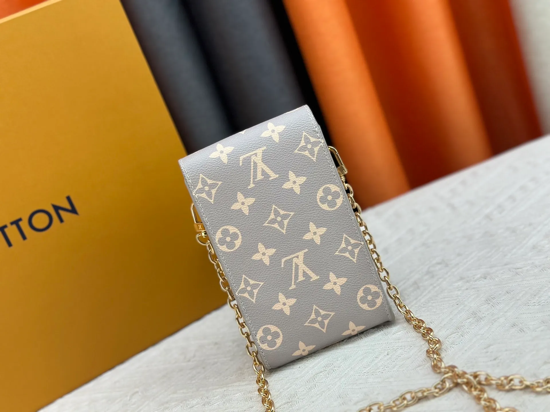 P220 upgraded version [Official latest model] [Real shot] M13572 This Métis mobile phone bag M82465 camera bag takes inspiration from Louis Vuitton's classic luggage and uses a whole piece of Monogram canvas to cut out an exquisite configuration. The S-lock clasp and metal corners speak of the brand's long tradition of boxmaking. Attach the removable chain to instantly be hands-free. Dimensions: 10.4 x 17.5 x 4.0 cm (length x height x width)