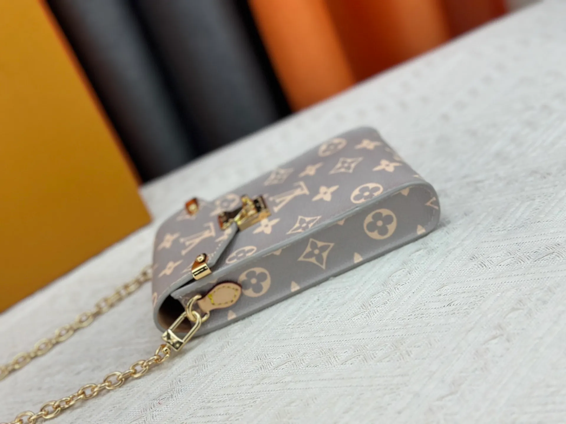 P220 upgraded version [Official latest model] [Real shot] M13572 This Métis mobile phone bag M82465 camera bag takes inspiration from Louis Vuitton's classic luggage and uses a whole piece of Monogram canvas to cut out an exquisite configuration. The S-lock clasp and metal corners speak of the brand's long tradition of boxmaking. Attach the removable chain to instantly be hands-free. Dimensions: 10.4 x 17.5 x 4.0 cm (length x height x width)