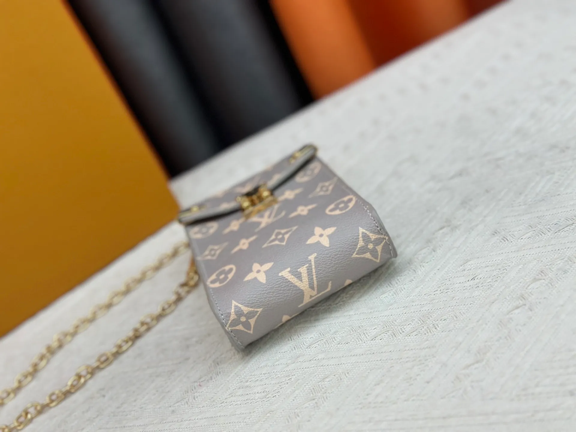 P220 upgraded version [Official latest model] [Real shot] M13572 This Métis mobile phone bag M82465 camera bag takes inspiration from Louis Vuitton's classic luggage and uses a whole piece of Monogram canvas to cut out an exquisite configuration. The S-lock clasp and metal corners speak of the brand's long tradition of boxmaking. Attach the removable chain to instantly be hands-free. Dimensions: 10.4 x 17.5 x 4.0 cm (length x height x width)