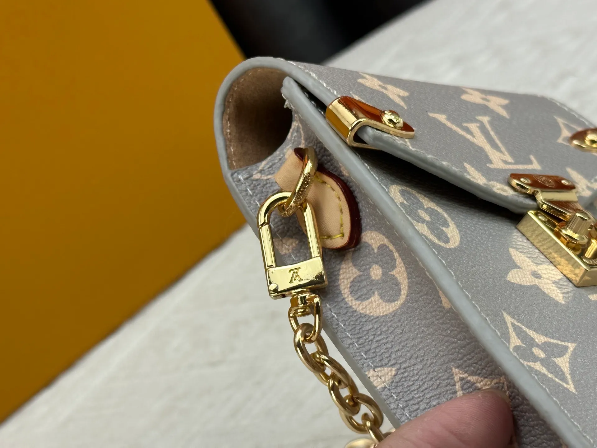 P220 upgraded version [Official latest model] [Real shot] M13572 This Métis mobile phone bag M82465 camera bag takes inspiration from Louis Vuitton's classic luggage and uses a whole piece of Monogram canvas to cut out an exquisite configuration. The S-lock clasp and metal corners speak of the brand's long tradition of boxmaking. Attach the removable chain to instantly be hands-free. Dimensions: 10.4 x 17.5 x 4.0 cm (length x height x width)
