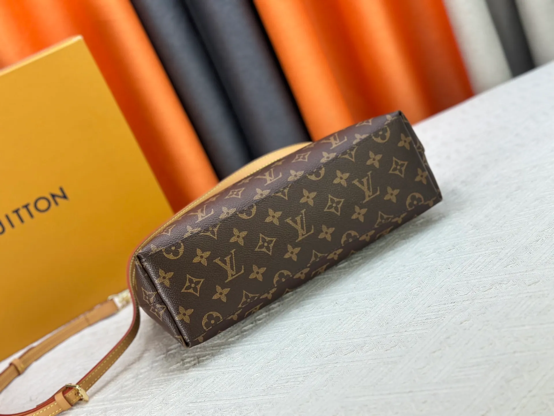P280 Upgraded original version M13689 large size This Speedy Bandoulière handbag condenses the brand's traditional Speedy crossbody bag, which is Monogram presbyopia with fabric lining and cow leather trim. The detachable and adjustable leather shoulder strap displays the Louis Vuit signature, and the rolled leather handle adds a carrying option. Dimensions: 36x25x10cm (length x height x width)