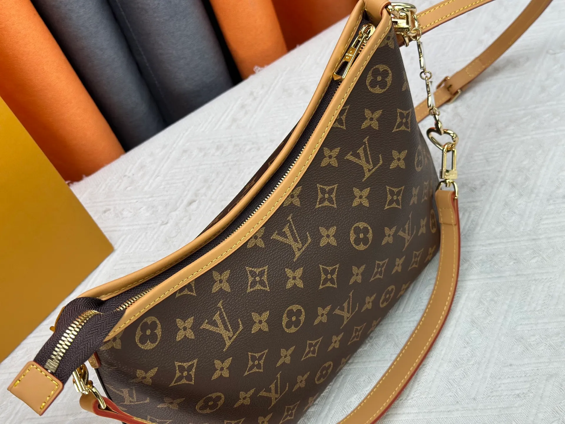 P280 Upgraded original version M13689 large size This Speedy Bandoulière handbag condenses the brand's traditional Speedy crossbody bag, which is Monogram presbyopia with fabric lining and cow leather trim. The detachable and adjustable leather shoulder strap displays the Louis Vuit signature, and the rolled leather handle adds a carrying option. Dimensions: 36x25x10cm (length x height x width)