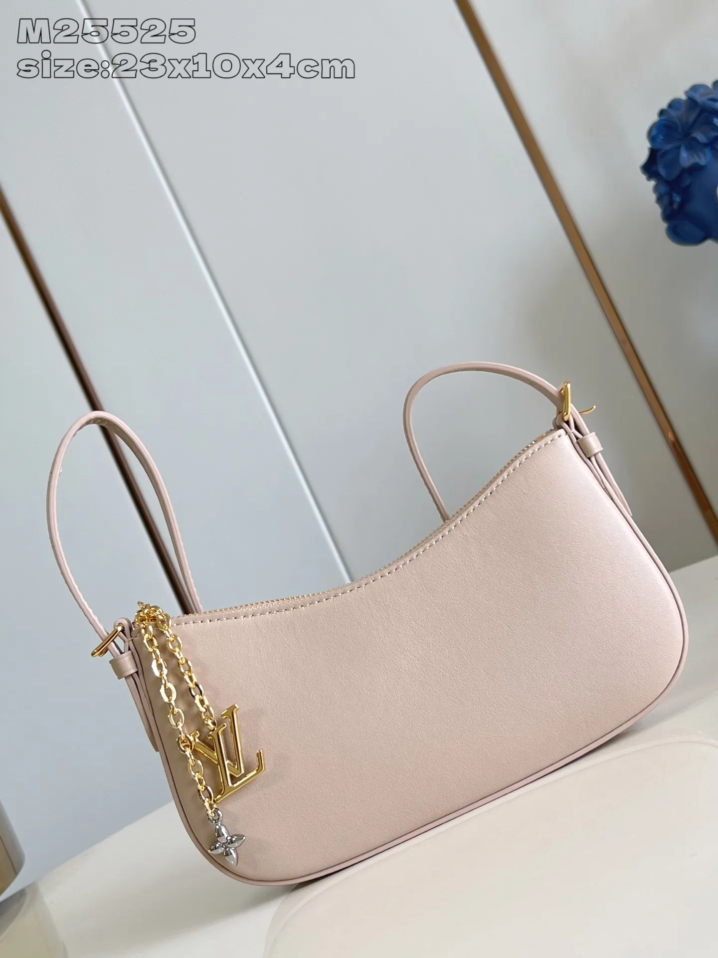 💰820 (top layer leather) top quality original item [Exclusive real shot M25525 Apricot] M25784 This Pochette LV Bloom handbag is from the Louis Vuitton LV Bloom series. It is cut from cow leather in a fashionable and practical configuration. It's decorated with embellishments inspired by the brand's iconic Monogram pattern. There's plenty of space to store a smartphone, and contrasting metal hardware adds an elegant touch. 23x10x4cmQ