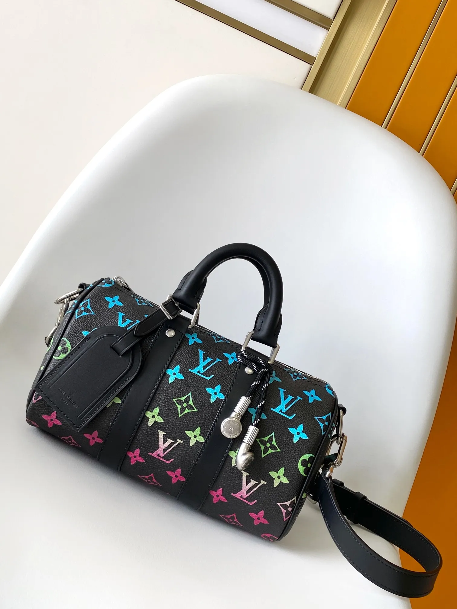 💰1020 Top Original 163C01 Chip】M13935 Top Original M11591 M46271 Black Flower Pillow Bag This Keepall 25 handbag is made of Monogram Eclipse Reverse canvas, showing an elegant reinterpretation of Louis Vuitton's classic pattern. The reinforced straps and leather nameplate continue the iconic elements of the Keepall series, and the zipper closure keeps personal items safe and secure. Dimensions: 25.0 x 15.0 x 11.0cm (Length x Height x Width)