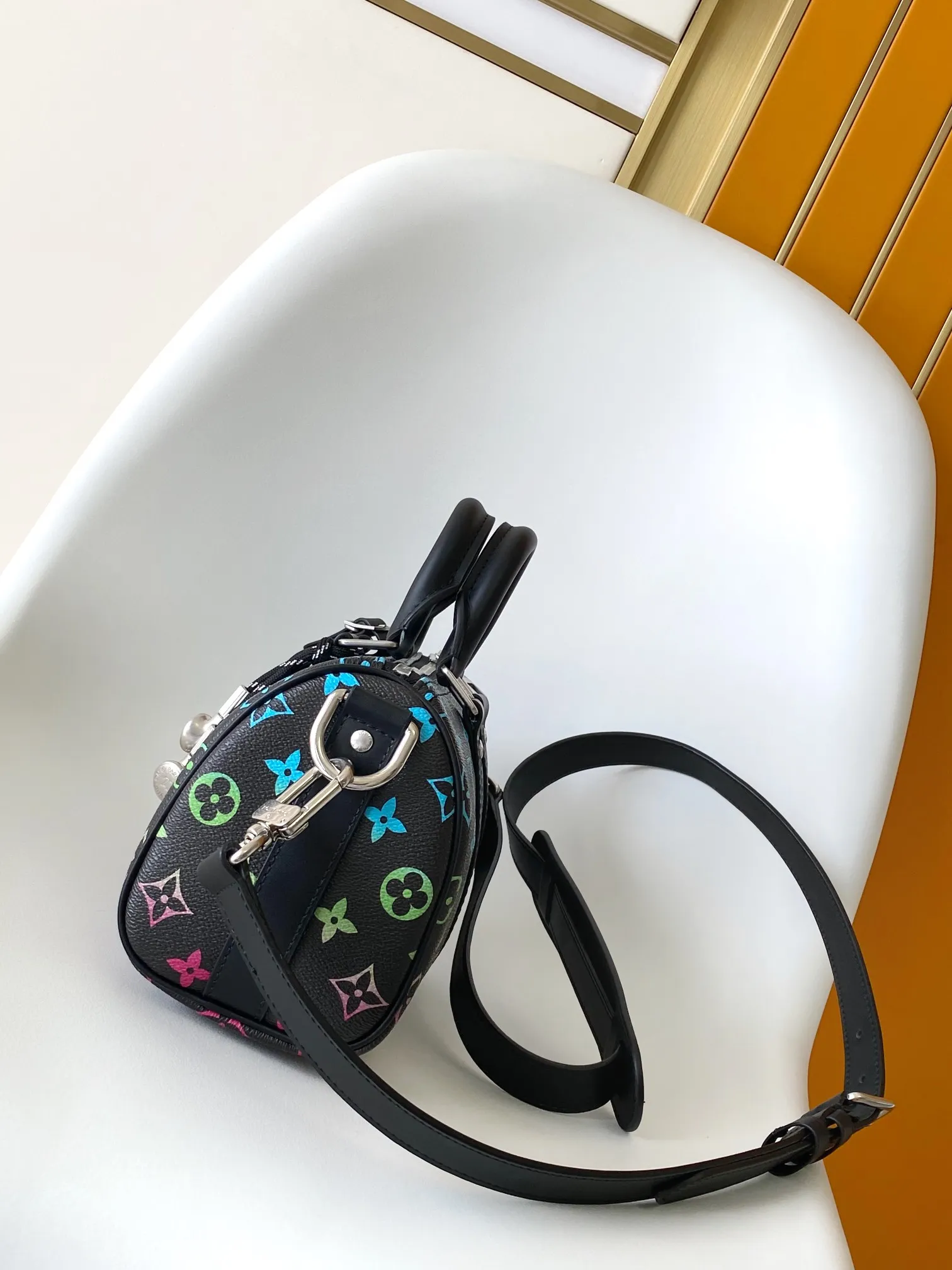 💰1020 Top Original 163C01 Chip】M13935 Top Original M11591 M46271 Black Flower Pillow Bag This Keepall 25 handbag is made of Monogram Eclipse Reverse canvas, showing an elegant reinterpretation of Louis Vuitton's classic pattern. The reinforced straps and leather nameplate continue the iconic elements of the Keepall series, and the zipper closure keeps personal items safe and secure. Dimensions: 25.0 x 15.0 x 11.0cm (Length x Height x Width)