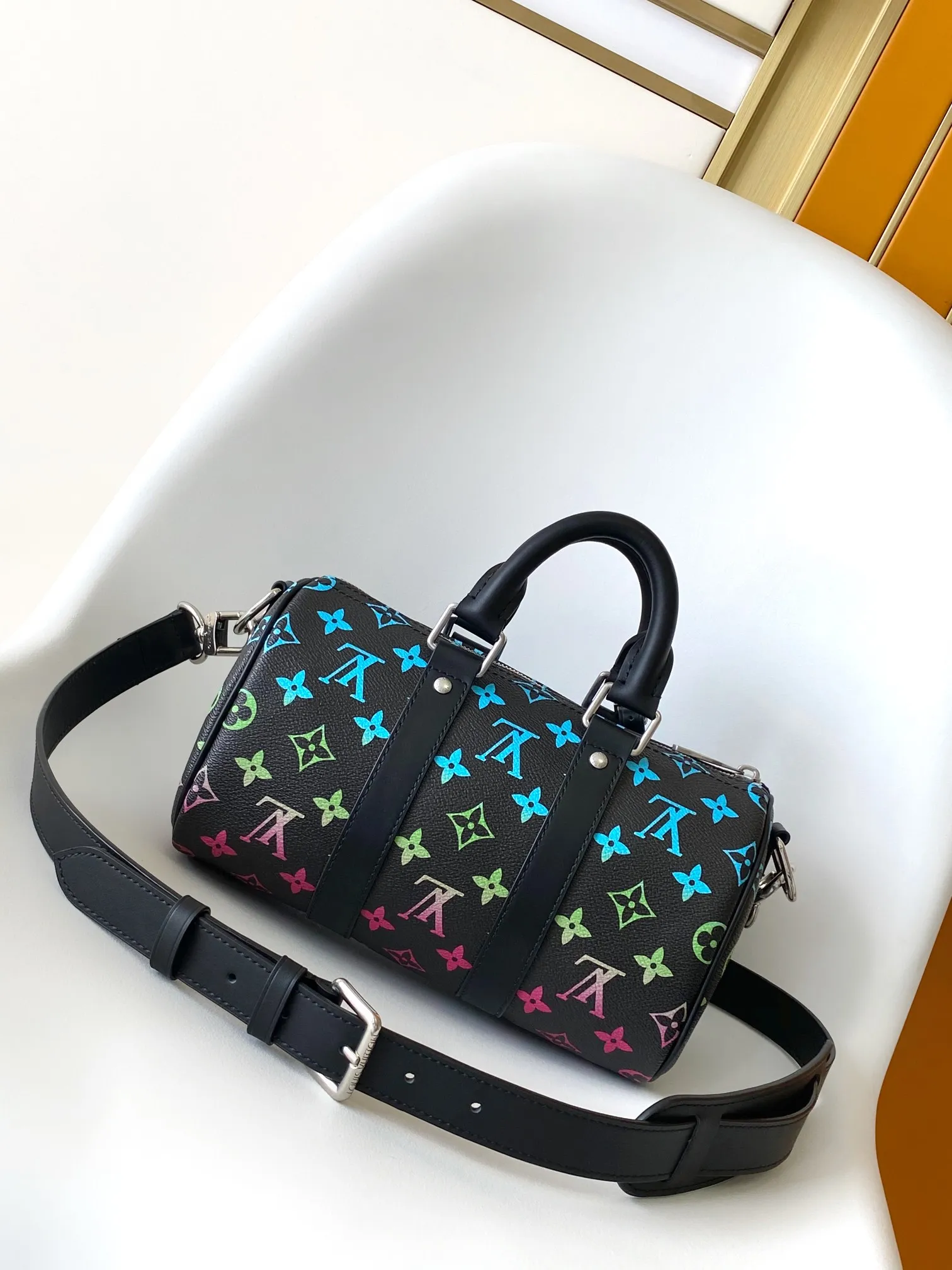 💰1020 Top Original 163C01 Chip】M13935 Top Original M11591 M46271 Black Flower Pillow Bag This Keepall 25 handbag is made of Monogram Eclipse Reverse canvas, showing an elegant reinterpretation of Louis Vuitton's classic pattern. The reinforced straps and leather nameplate continue the iconic elements of the Keepall series, and the zipper closure keeps personal items safe and secure. Dimensions: 25.0 x 15.0 x 11.0cm (Length x Height x Width)