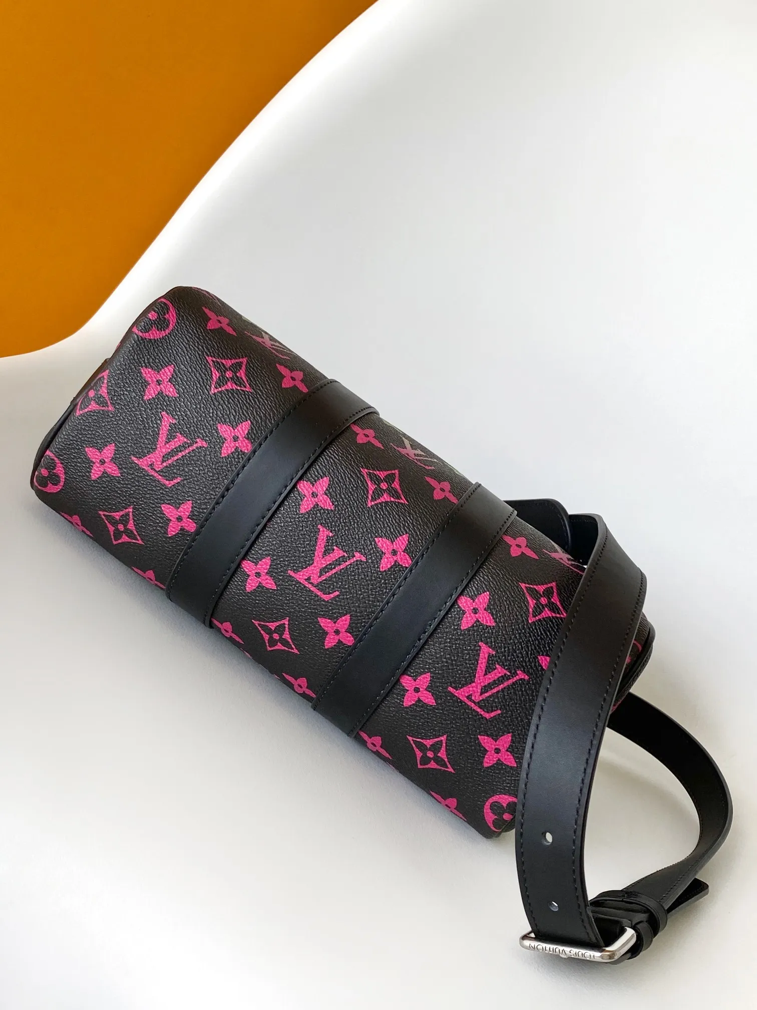 💰1020 Top Original 163C01 Chip】M13935 Top Original M11591 M46271 Black Flower Pillow Bag This Keepall 25 handbag is made of Monogram Eclipse Reverse canvas, showing an elegant reinterpretation of Louis Vuitton's classic pattern. The reinforced straps and leather nameplate continue the iconic elements of the Keepall series, and the zipper closure keeps personal items safe and secure. Dimensions: 25.0 x 15.0 x 11.0cm (Length x Height x Width)