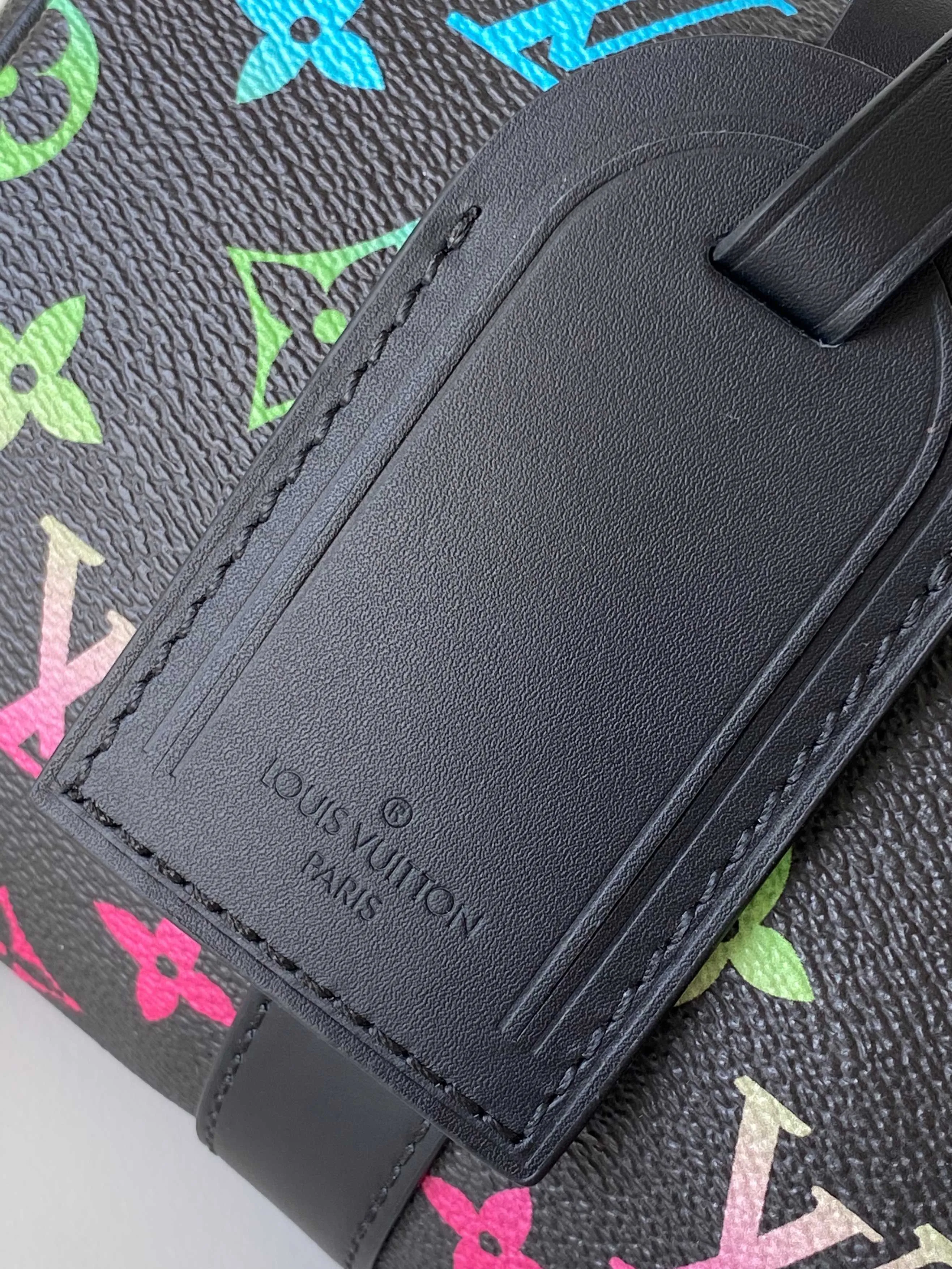 💰1020 Top Original 163C01 Chip】M13935 Top Original M11591 M46271 Black Flower Pillow Bag This Keepall 25 handbag is made of Monogram Eclipse Reverse canvas, showing an elegant reinterpretation of Louis Vuitton's classic pattern. The reinforced straps and leather nameplate continue the iconic elements of the Keepall series, and the zipper closure keeps personal items safe and secure. Dimensions: 25.0 x 15.0 x 11.0cm (Length x Height x Width)