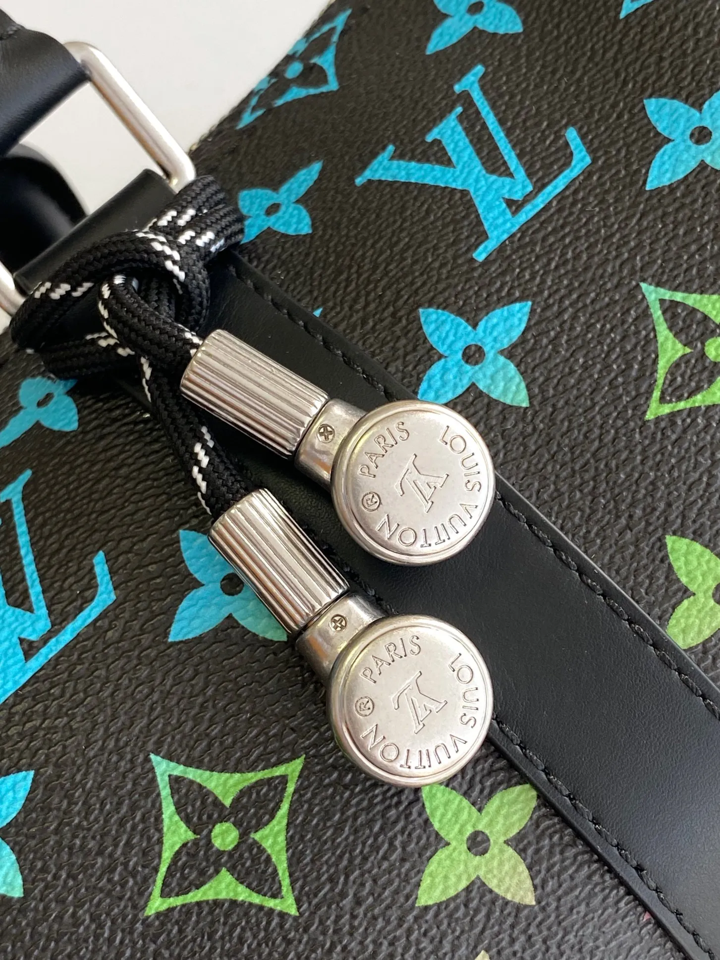 💰1020 Top Original 163C01 Chip】M13935 Top Original M11591 M46271 Black Flower Pillow Bag This Keepall 25 handbag is made of Monogram Eclipse Reverse canvas, showing an elegant reinterpretation of Louis Vuitton's classic pattern. The reinforced straps and leather nameplate continue the iconic elements of the Keepall series, and the zipper closure keeps personal items safe and secure. Dimensions: 25.0 x 15.0 x 11.0cm (Length x Height x Width)