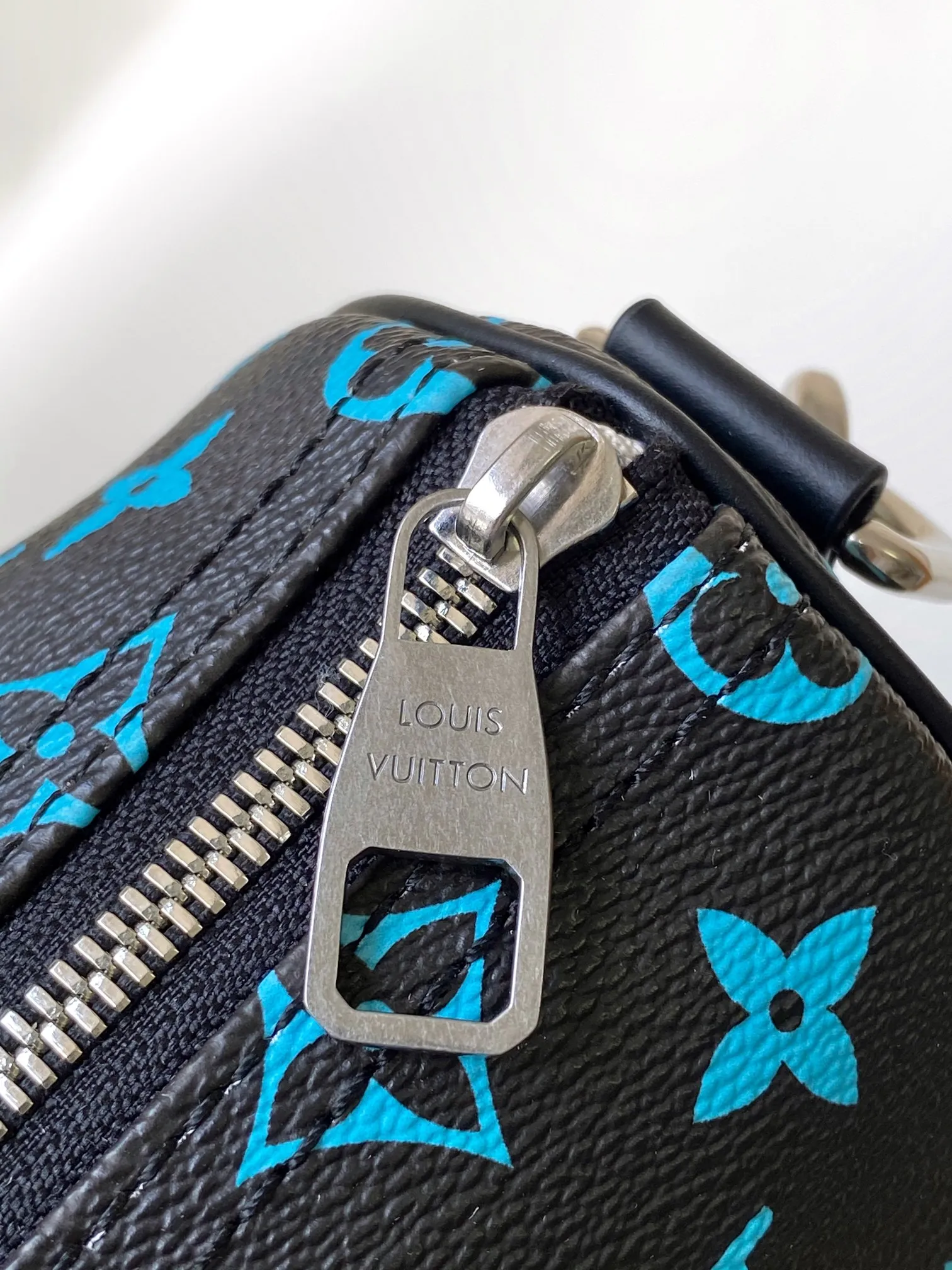 💰1020 Top Original 163C01 Chip】M13935 Top Original M11591 M46271 Black Flower Pillow Bag This Keepall 25 handbag is made of Monogram Eclipse Reverse canvas, showing an elegant reinterpretation of Louis Vuitton's classic pattern. The reinforced straps and leather nameplate continue the iconic elements of the Keepall series, and the zipper closure keeps personal items safe and secure. Dimensions: 25.0 x 15.0 x 11.0cm (Length x Height x Width)