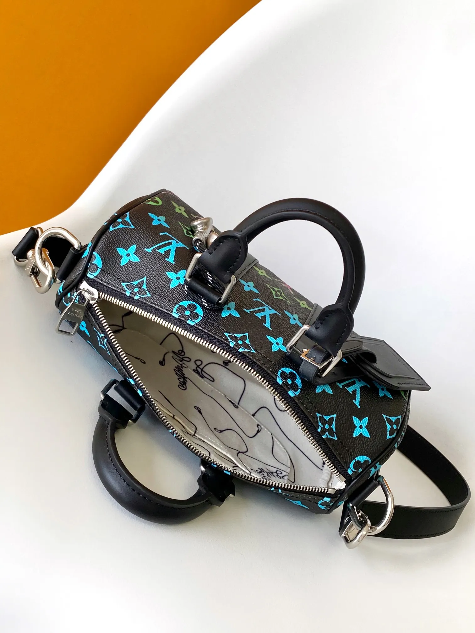 💰1020 Top Original 163C01 Chip】M13935 Top Original M11591 M46271 Black Flower Pillow Bag This Keepall 25 handbag is made of Monogram Eclipse Reverse canvas, showing an elegant reinterpretation of Louis Vuitton's classic pattern. The reinforced straps and leather nameplate continue the iconic elements of the Keepall series, and the zipper closure keeps personal items safe and secure. Dimensions: 25.0 x 15.0 x 11.0cm (Length x Height x Width)