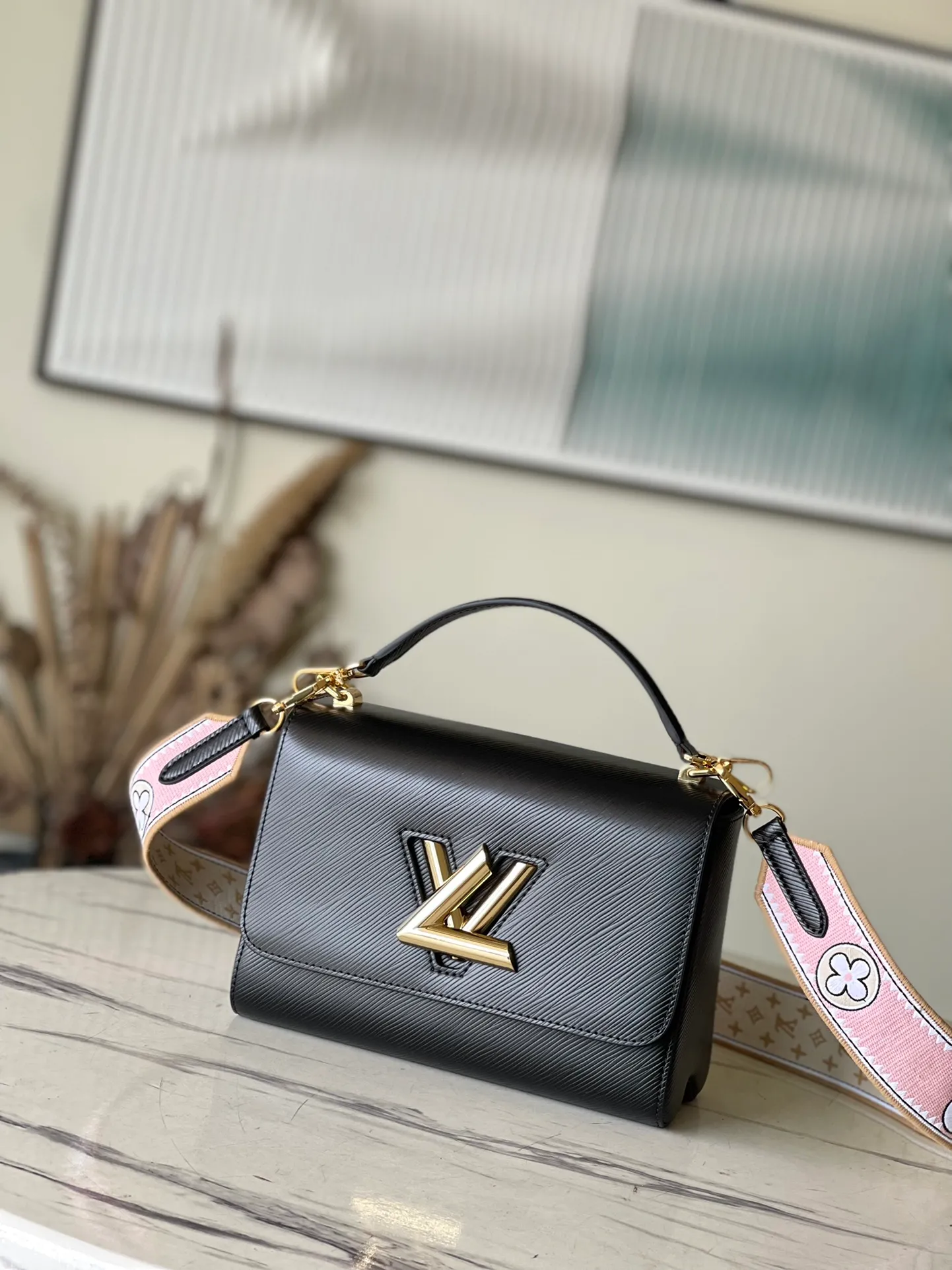 💰1160 (first-grain leather) top original order M22036 This medium-sized Twist handbag is equipped with an embroidered fabric shoulder strap, so that the pocket version of the classic Monogram flower and traditional Monogram pattern is decorated on two sides, supplemented by an Epi grain leather body, bringing out the midsummer wind of the season with the style of the 1970s. Cut wide for cross-body wear. Dimensions: 23 x 17 x 9.5 cm