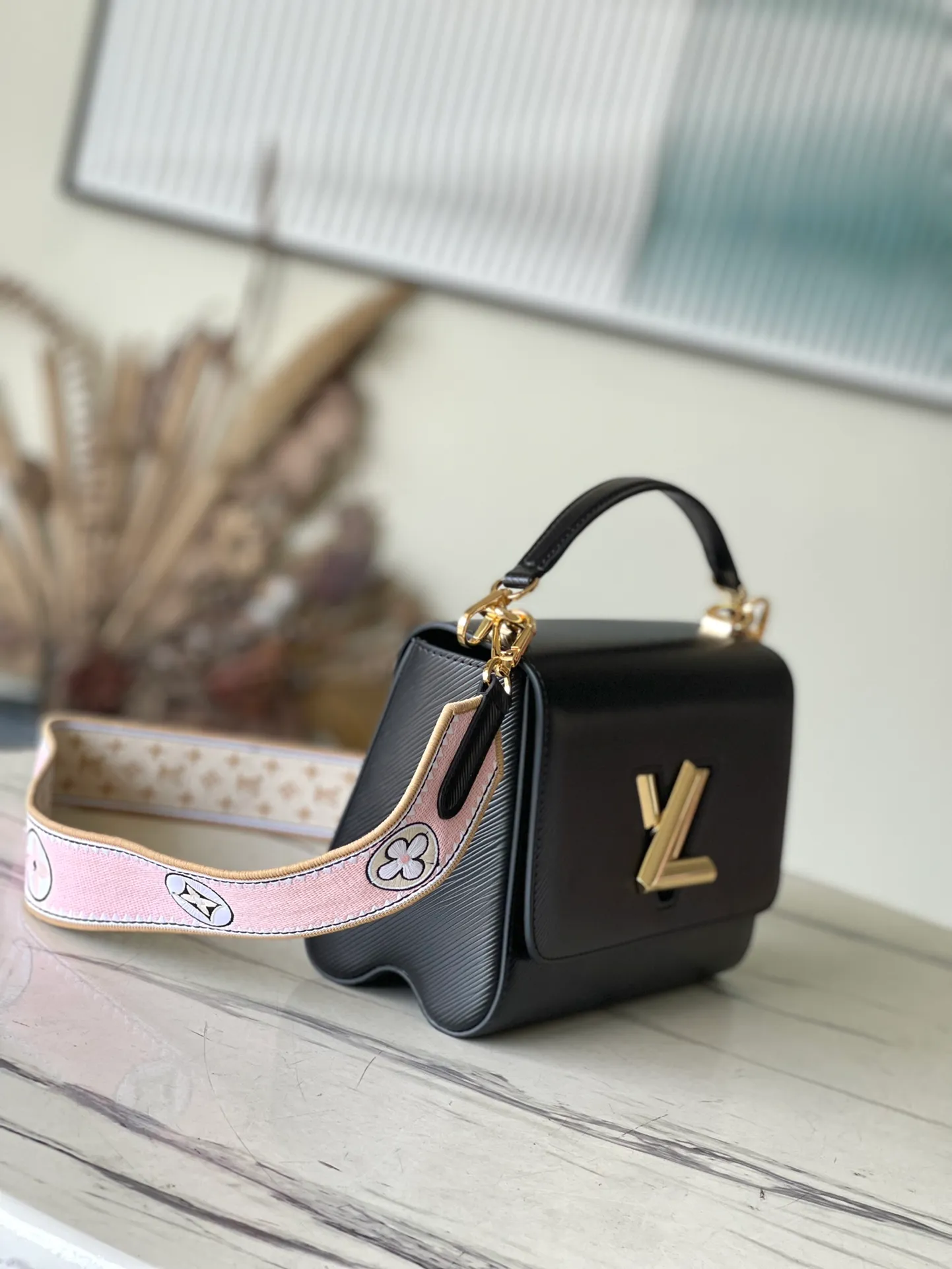 💰1160 (first-grain leather) top original order M22036 This medium-sized Twist handbag is equipped with an embroidered fabric shoulder strap, so that the pocket version of the classic Monogram flower and traditional Monogram pattern is decorated on two sides, supplemented by an Epi grain leather body, bringing out the midsummer wind of the season with the style of the 1970s. Cut wide for cross-body wear. Dimensions: 23 x 17 x 9.5 cm