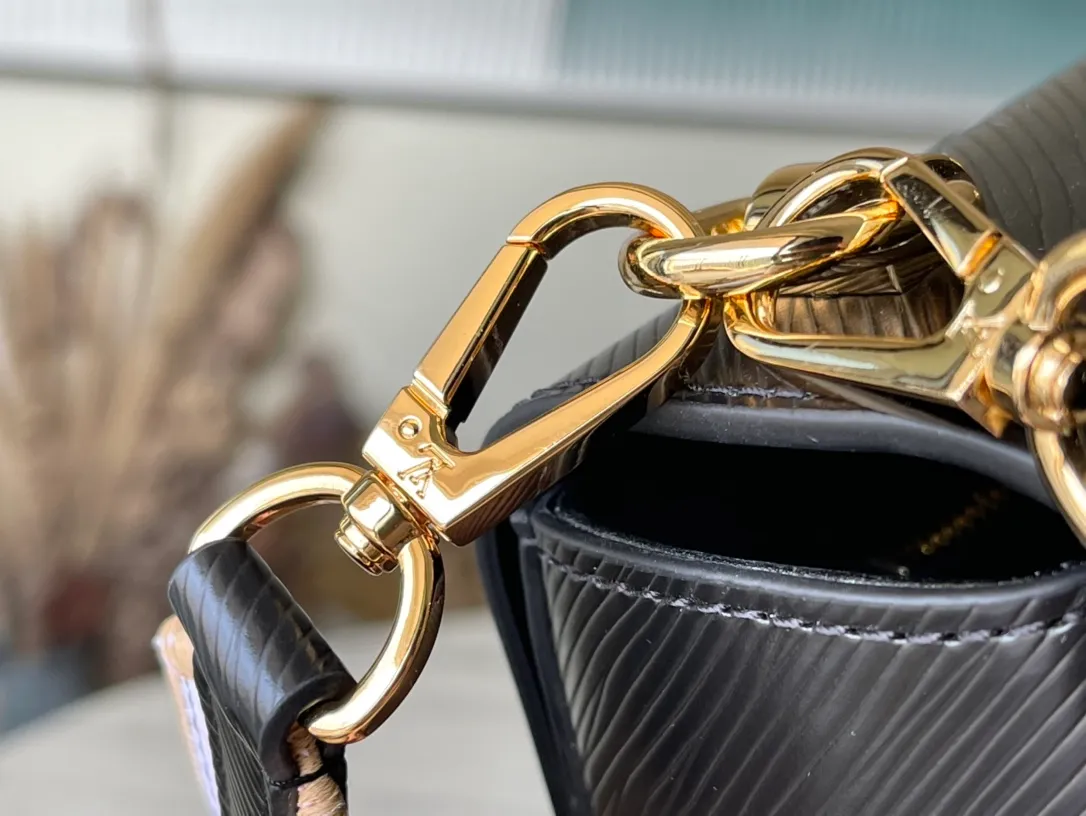 💰1160 (first-grain leather) top original order M22036 This medium-sized Twist handbag is equipped with an embroidered fabric shoulder strap, so that the pocket version of the classic Monogram flower and traditional Monogram pattern is decorated on two sides, supplemented by an Epi grain leather body, bringing out the midsummer wind of the season with the style of the 1970s. Cut wide for cross-body wear. Dimensions: 23 x 17 x 9.5 cm