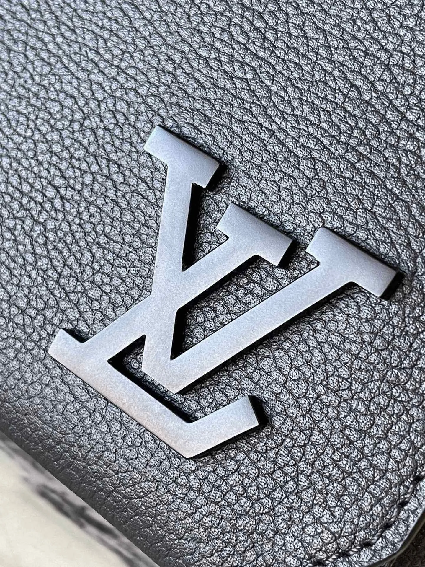 💰1120 (first-grain leather) top original order M57080 LV Aerogram messenger bag is full of trendy atmosphere with its minimalist design: the customizable labels on the fine cow leather surface are like stamps on old aviation letterheads, the right-angled flap opens the internal space, which can accommodate mobile phones, tablets and documents, and the zippered back pocket securely stores valuables. Size: 28×24×10cm