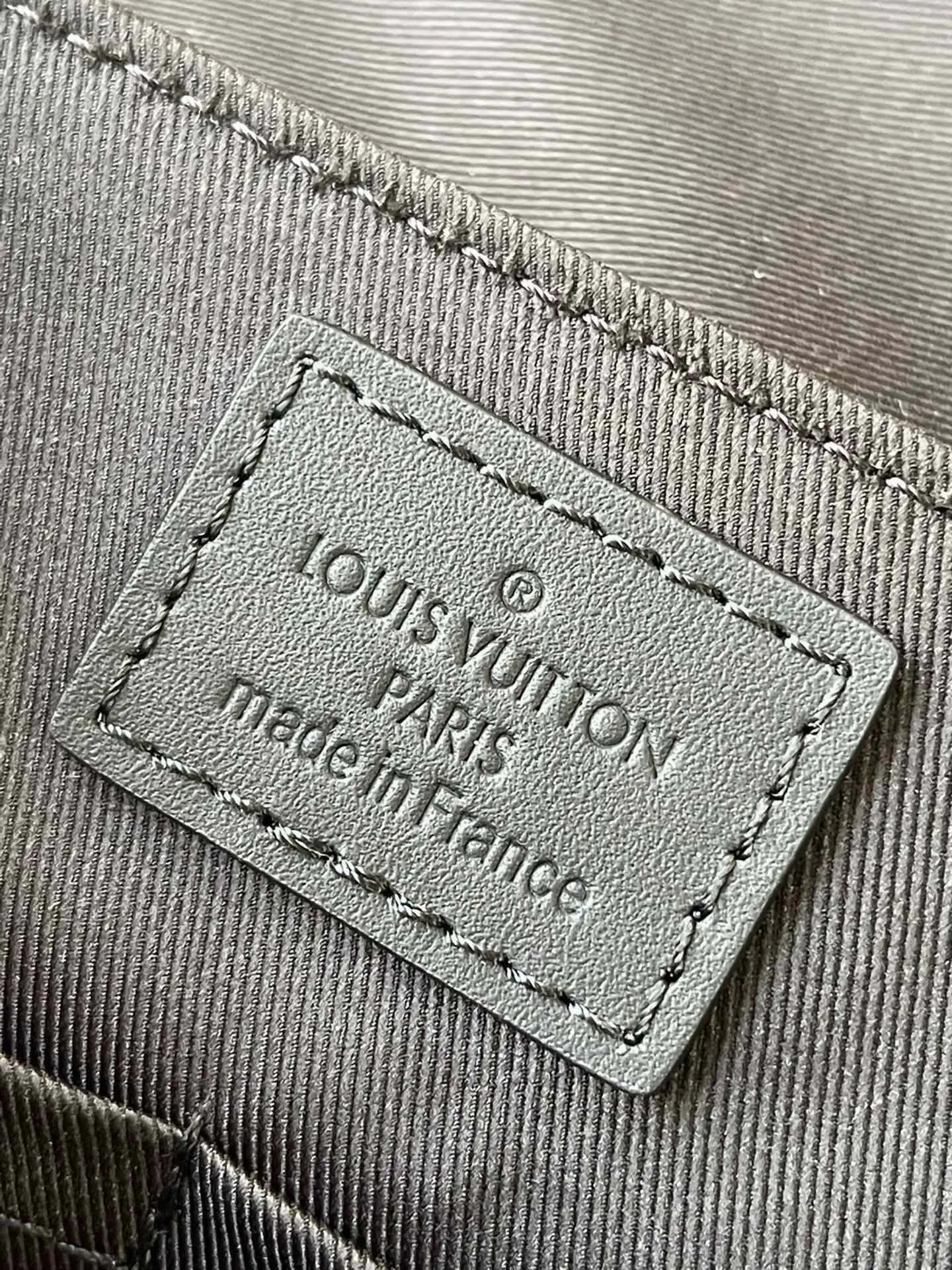 💰1120 (first-grain leather) top original order M57080 LV Aerogram messenger bag is full of trendy atmosphere with its minimalist design: the customizable labels on the fine cow leather surface are like stamps on old aviation letterheads, the right-angled flap opens the internal space, which can accommodate mobile phones, tablets and documents, and the zippered back pocket securely stores valuables. Size: 28×24×10cm