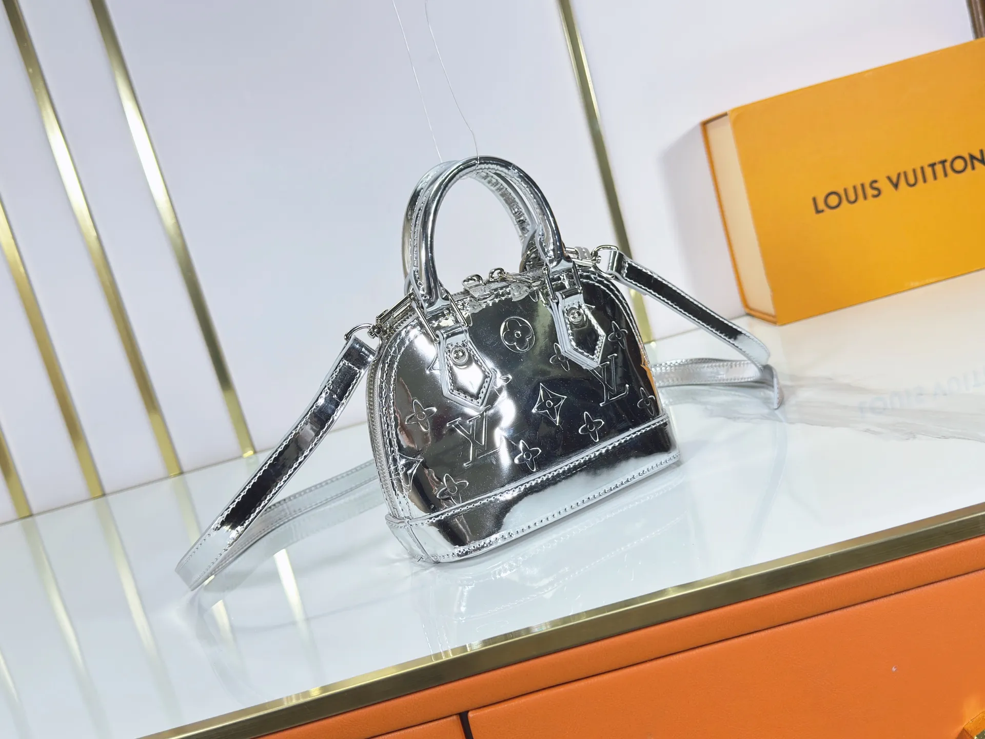 P220 upgraded original M26335 M82717 This Nano Alma handbag highlights the style of the LV Ski series with this season’s technological details. The Monogram Miroir weather-resistant canvas surface is dip-dyed in Silver tones and paired with matching hardware for a dazzling look. Inject retro-futuristic style into any outfit. An LV logo padlock and removable shoulder strap complete the look. Dimensions: 18 x 12 x 8 (cm) ((length x height x width)