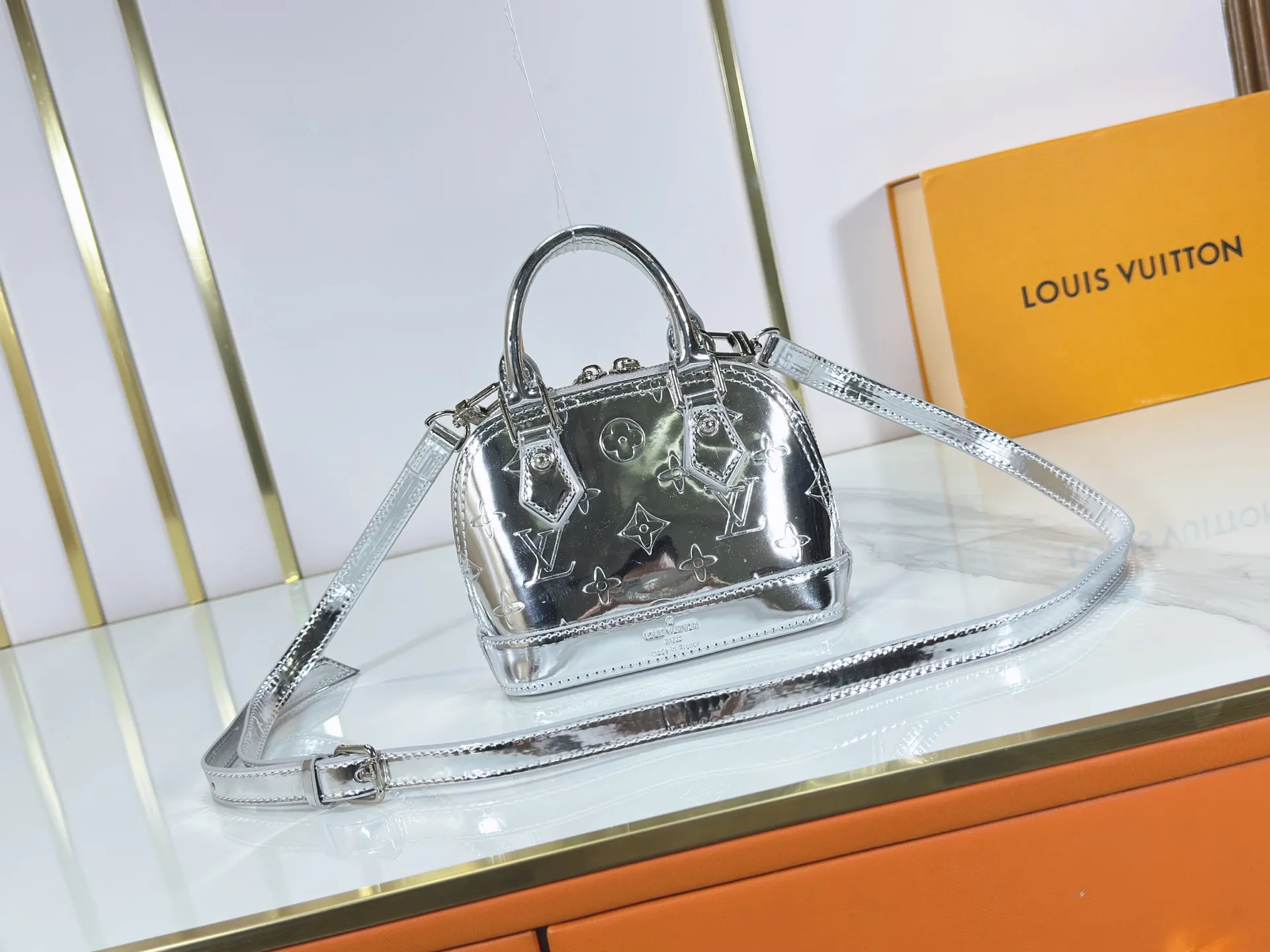 P220 upgraded original M26335 M82717 This Nano Alma handbag highlights the style of the LV Ski series with this season’s technological details. The Monogram Miroir weather-resistant canvas surface is dip-dyed in Silver tones and paired with matching hardware for a dazzling look. Inject retro-futuristic style into any outfit. An LV logo padlock and removable shoulder strap complete the look. Dimensions: 18 x 12 x 8 (cm) ((length x height x width)