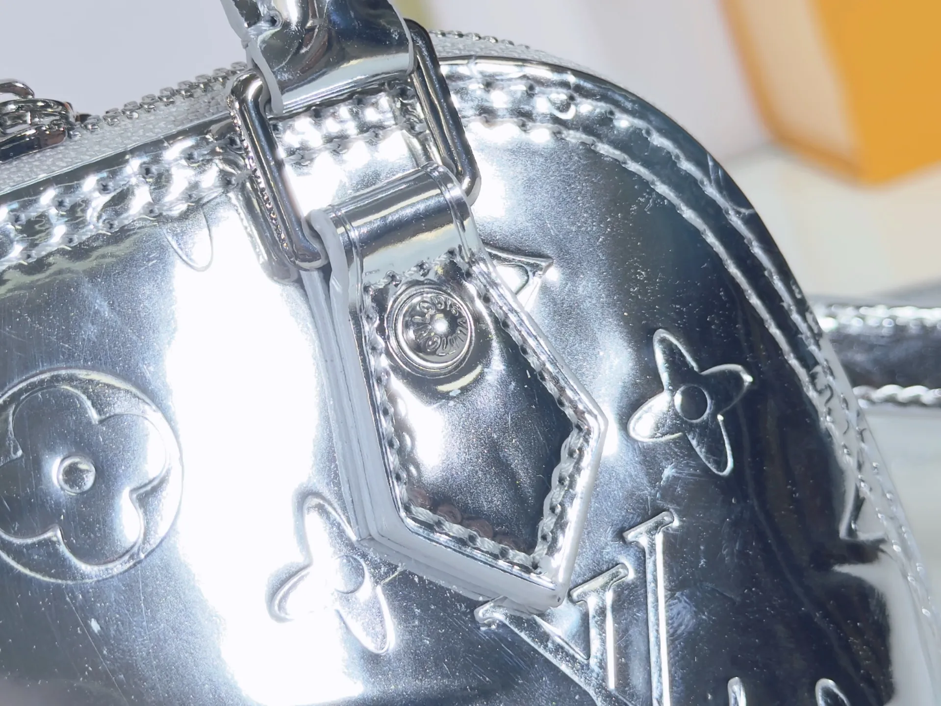 P220 upgraded original M26335 M82717 This Nano Alma handbag highlights the style of the LV Ski series with this season’s technological details. The Monogram Miroir weather-resistant canvas surface is dip-dyed in Silver tones and paired with matching hardware for a dazzling look. Inject retro-futuristic style into any outfit. An LV logo padlock and removable shoulder strap complete the look. Dimensions: 18 x 12 x 8 (cm) ((length x height x width)