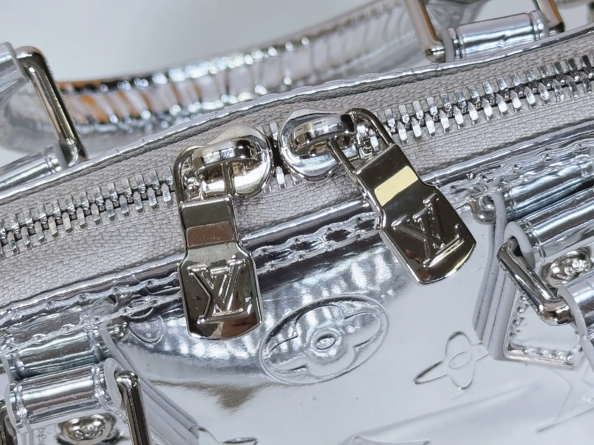P220 upgraded original M26335 M82717 This Nano Alma handbag highlights the style of the LV Ski series with this season’s technological details. The Monogram Miroir weather-resistant canvas surface is dip-dyed in Silver tones and paired with matching hardware for a dazzling look. Inject retro-futuristic style into any outfit. An LV logo padlock and removable shoulder strap complete the look. Dimensions: 18 x 12 x 8 (cm) ((length x height x width)