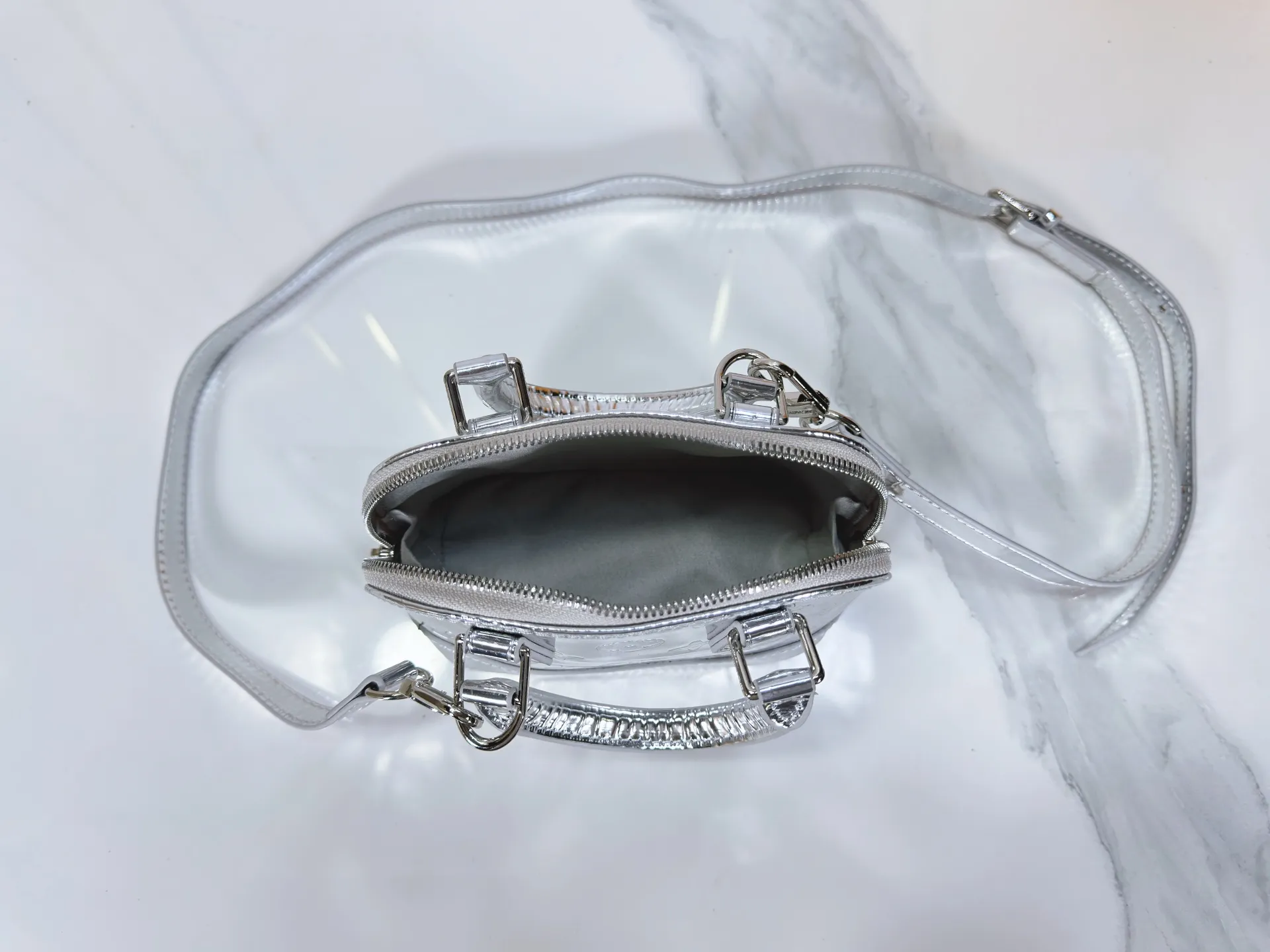 P220 upgraded original M26335 M82717 This Nano Alma handbag highlights the style of the LV Ski series with this season’s technological details. The Monogram Miroir weather-resistant canvas surface is dip-dyed in Silver tones and paired with matching hardware for a dazzling look. Inject retro-futuristic style into any outfit. An LV logo padlock and removable shoulder strap complete the look. Dimensions: 18 x 12 x 8 (cm) ((length x height x width)