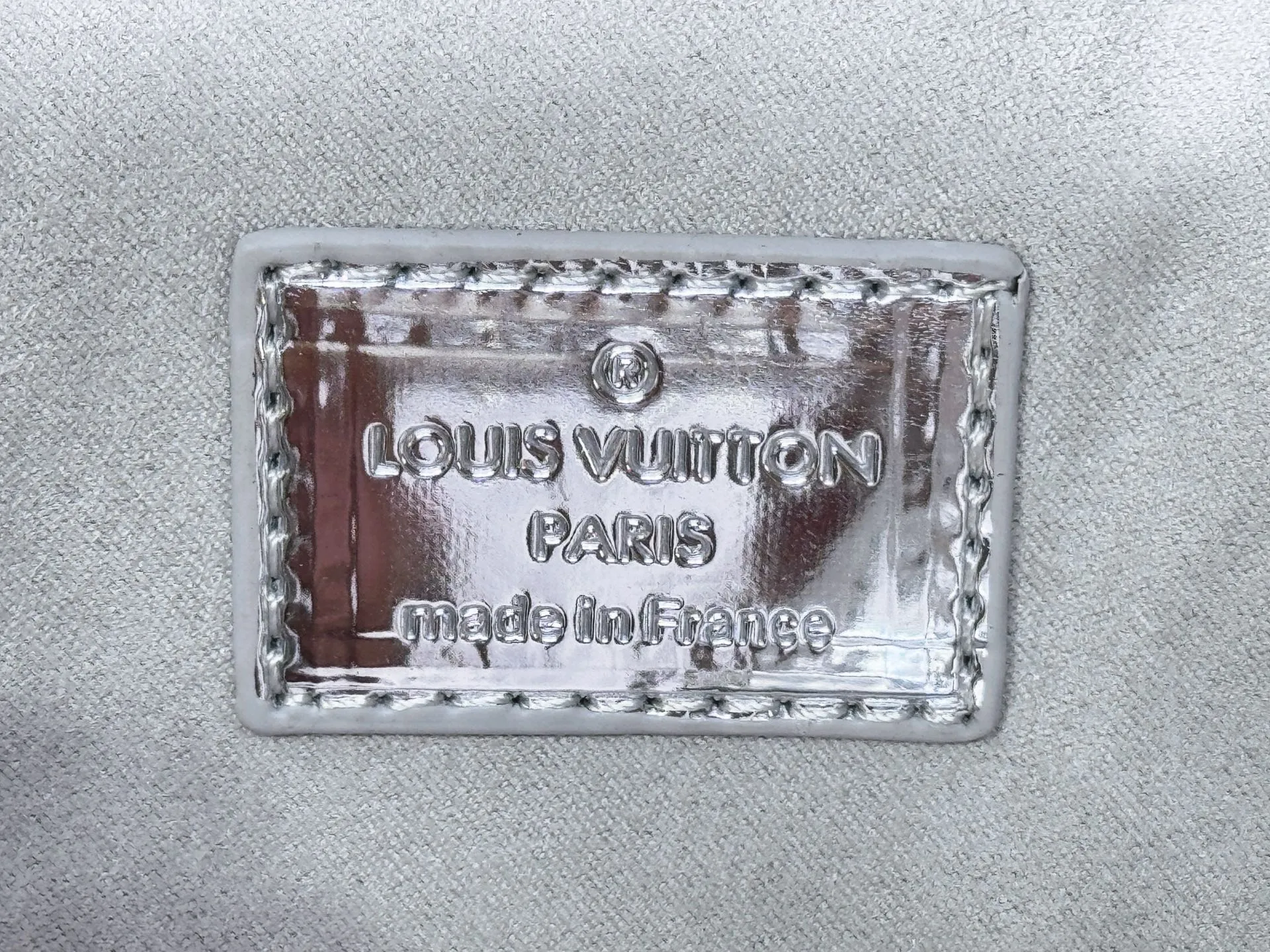 P220 upgraded original M26335 M82717 This Nano Alma handbag highlights the style of the LV Ski series with this season’s technological details. The Monogram Miroir weather-resistant canvas surface is dip-dyed in Silver tones and paired with matching hardware for a dazzling look. Inject retro-futuristic style into any outfit. An LV logo padlock and removable shoulder strap complete the look. Dimensions: 18 x 12 x 8 (cm) ((length x height x width)