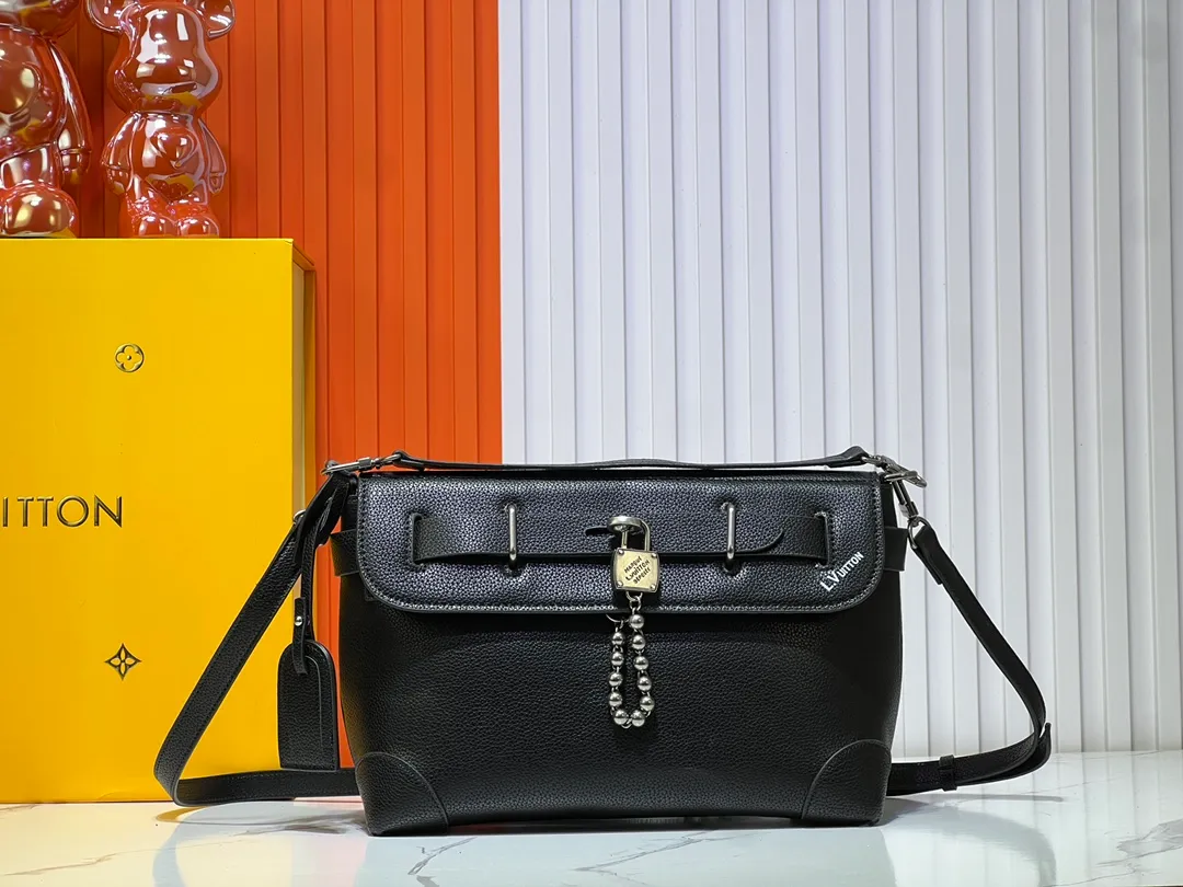 Batch 340💰Upgraded version M11607 Full leather black M11533 presbyopic gradient color This Steamer Crossbody handbag renews the classic design of the Steamer series. It is made of LVColorado fine-grained cow leather to create a rounded messenger bag configuration, achieving a comfortable carrying experience. The flip cover is embellished with the L.Vuitton logo, and the LV combination lock and bead chain decoration complete the whole. Dimensions: 30 × 20 × 10 cm