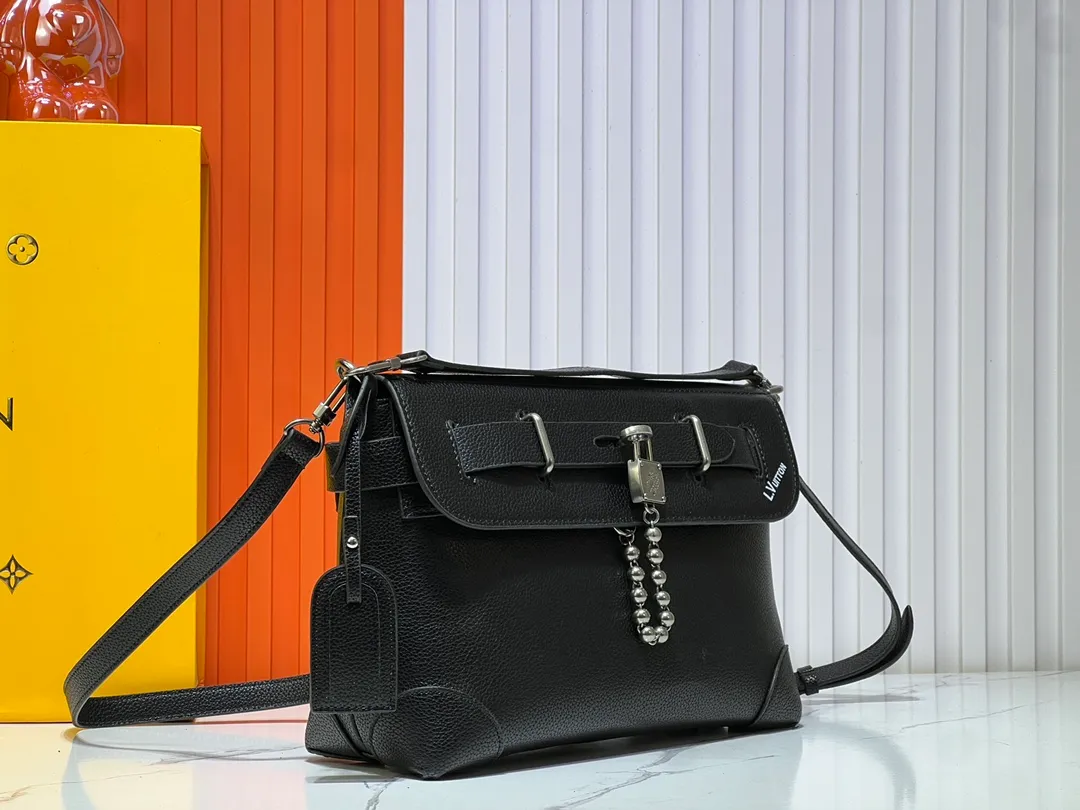 Batch 340💰Upgraded version M11607 Full leather black M11533 presbyopic gradient color This Steamer Crossbody handbag renews the classic design of the Steamer series. It is made of LVColorado fine-grained cow leather to create a rounded messenger bag configuration, achieving a comfortable carrying experience. The flip cover is embellished with the L.Vuitton logo, and the LV combination lock and bead chain decoration complete the whole. Dimensions: 30 × 20 × 10 cm