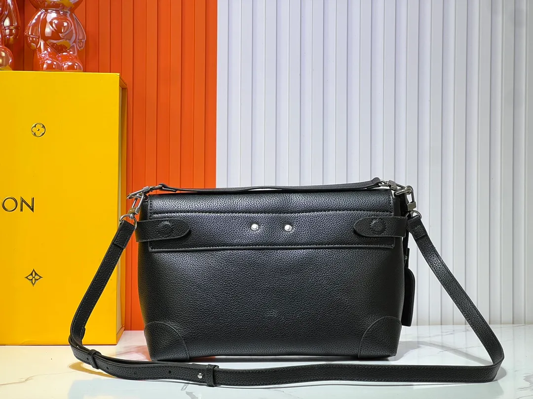 Batch 340💰Upgraded version M11607 Full leather black M11533 presbyopic gradient color This Steamer Crossbody handbag renews the classic design of the Steamer series. It is made of LVColorado fine-grained cow leather to create a rounded messenger bag configuration, achieving a comfortable carrying experience. The flip cover is embellished with the L.Vuitton logo, and the LV combination lock and bead chain decoration complete the whole. Dimensions: 30 × 20 × 10 cm