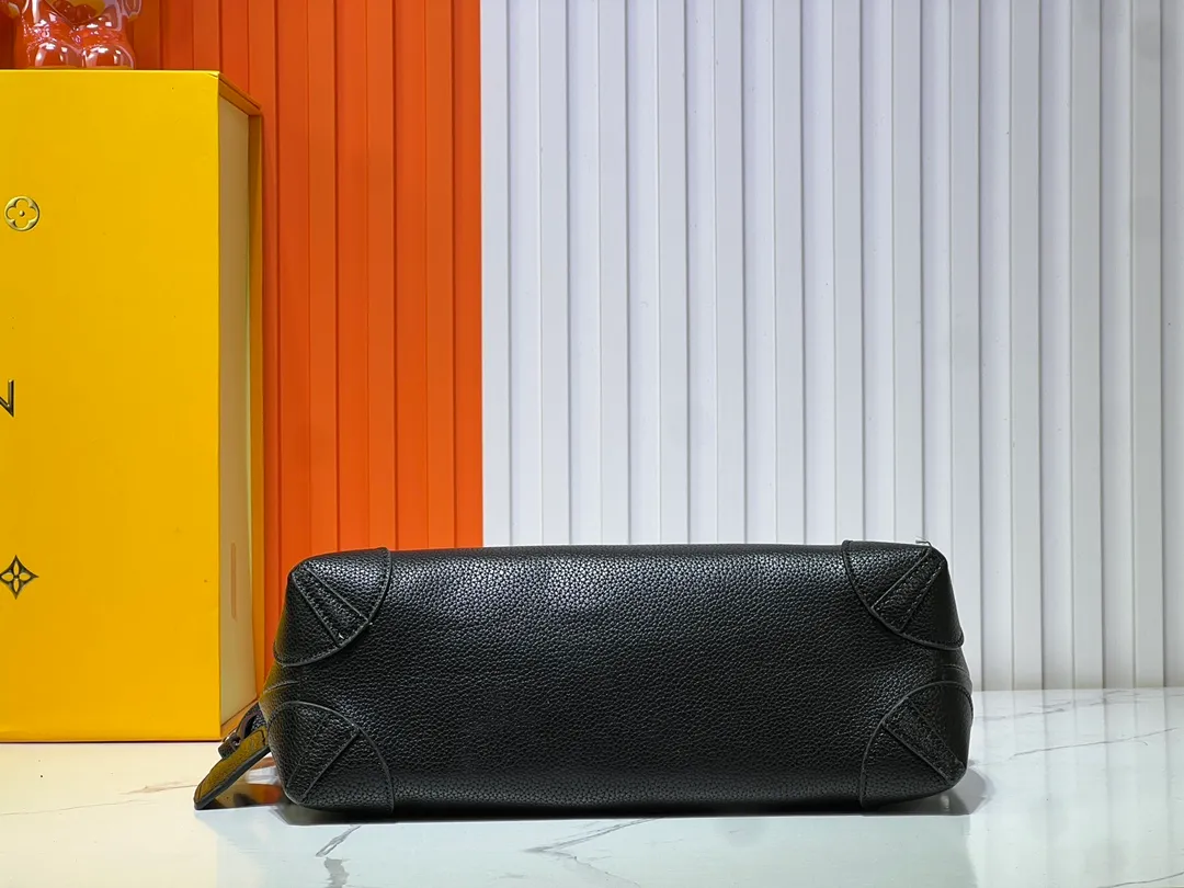 Batch 340💰Upgraded version M11607 Full leather black M11533 presbyopic gradient color This Steamer Crossbody handbag renews the classic design of the Steamer series. It is made of LVColorado fine-grained cow leather to create a rounded messenger bag configuration, achieving a comfortable carrying experience. The flip cover is embellished with the L.Vuitton logo, and the LV combination lock and bead chain decoration complete the whole. Dimensions: 30 × 20 × 10 cm