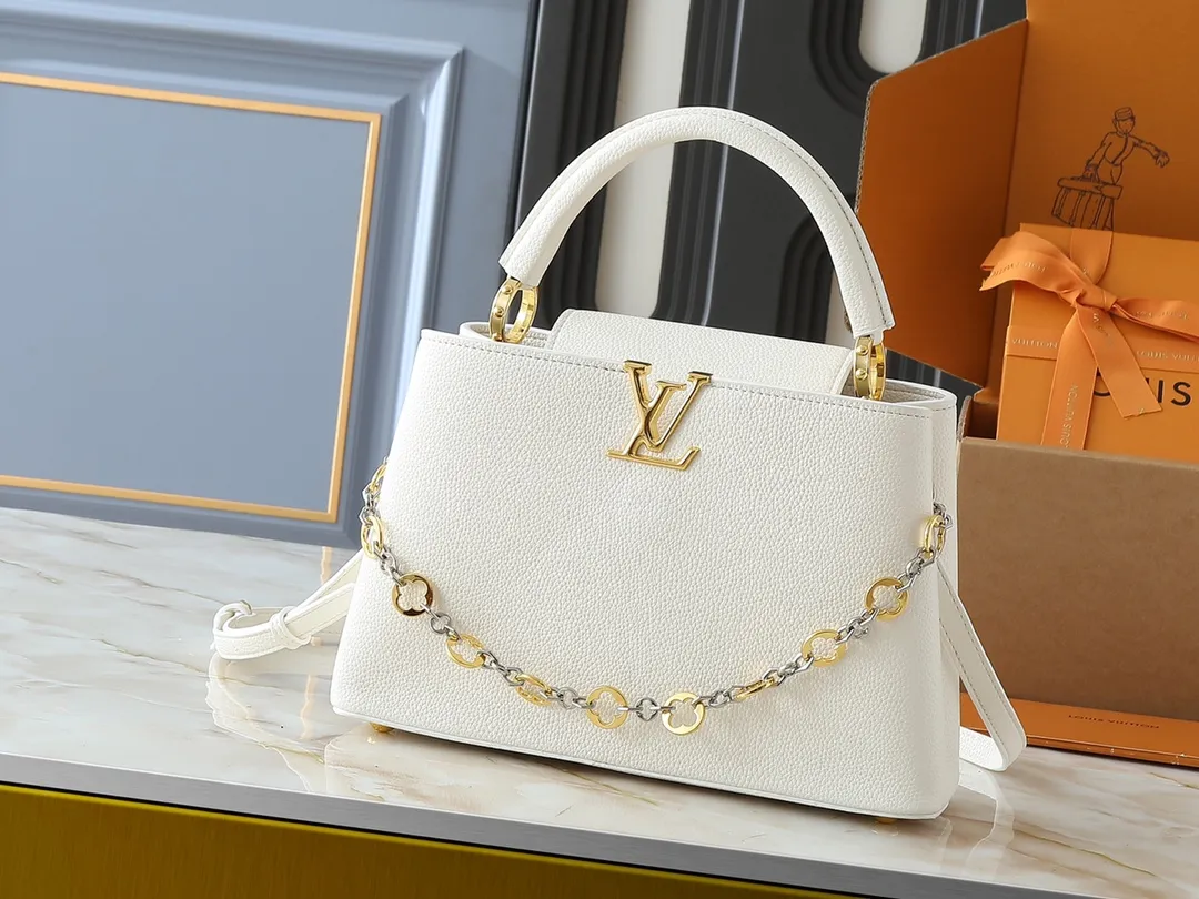 💰420💰Guangzhou goods Upgraded original M12935 M12936 M12937 M12938 This Capucines medium handbag is from the Chain On You series, using Taurillon cow leather to focus on the brand's ingenuity and fine craftsmanship. The jewelry-style double-plated chain is embellished with Monogram flowers, while rounded LV letters and hardware add sophisticated touches. Whether worn cross-body, hand-carried or shoulder-carried, it can display elegant style. Dimensions: 31.5 x 20.0 x 11.0 cm (length x height x width)