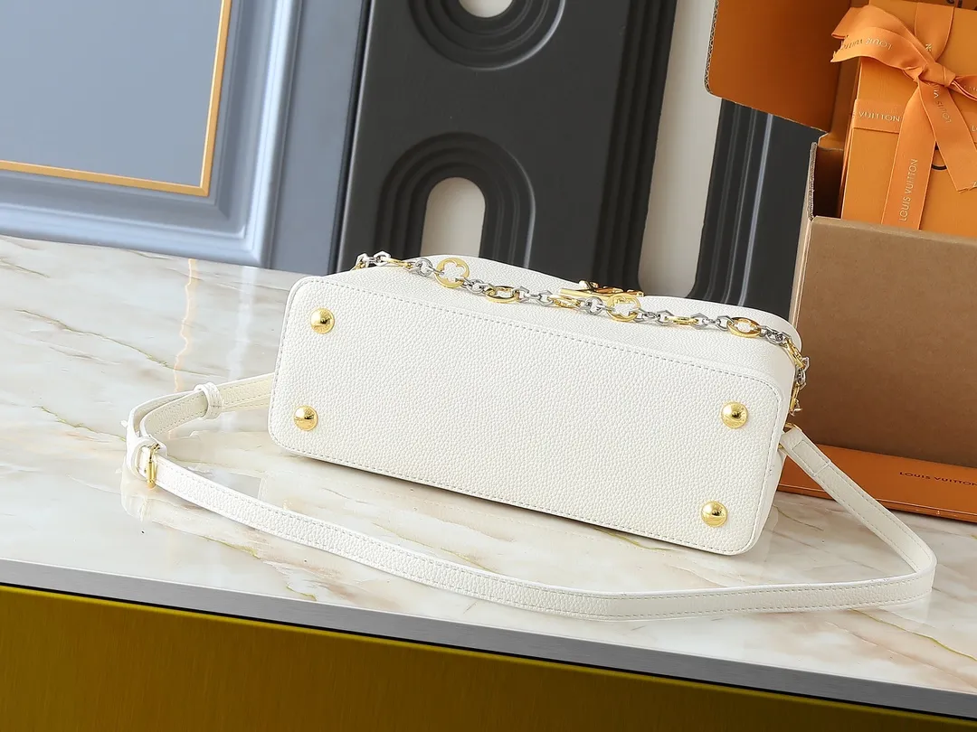 💰420💰Guangzhou goods Upgraded original M12935 M12936 M12937 M12938 This Capucines medium handbag is from the Chain On You series, using Taurillon cow leather to focus on the brand's ingenuity and fine craftsmanship. The jewelry-style double-plated chain is embellished with Monogram flowers, while rounded LV letters and hardware add sophisticated touches. Whether worn cross-body, hand-carried or shoulder-carried, it can display elegant style. Dimensions: 31.5 x 20.0 x 11.0 cm (length x height x width)