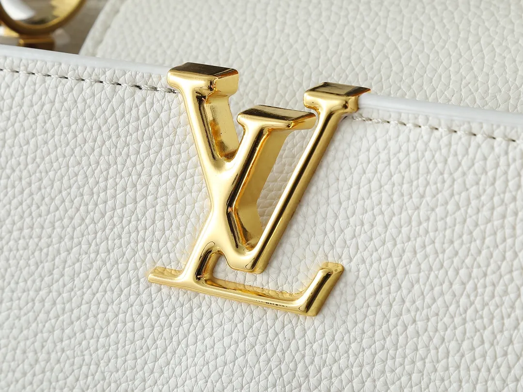 💰420💰Guangzhou goods Upgraded original M12935 M12936 M12937 M12938 This Capucines medium handbag is from the Chain On You series, using Taurillon cow leather to focus on the brand's ingenuity and fine craftsmanship. The jewelry-style double-plated chain is embellished with Monogram flowers, while rounded LV letters and hardware add sophisticated touches. Whether worn cross-body, hand-carried or shoulder-carried, it can display elegant style. Dimensions: 31.5 x 20.0 x 11.0 cm (length x height x width)