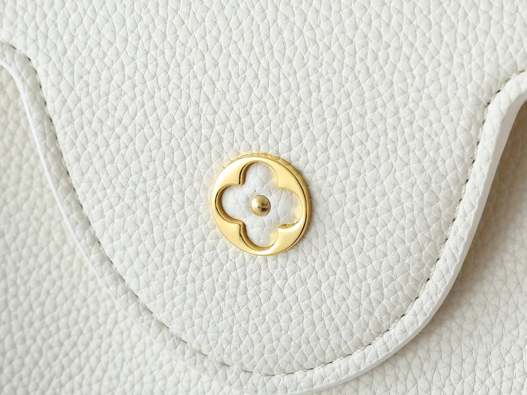 💰420💰Guangzhou goods Upgraded original M12935 M12936 M12937 M12938 This Capucines medium handbag is from the Chain On You series, using Taurillon cow leather to focus on the brand's ingenuity and fine craftsmanship. The jewelry-style double-plated chain is embellished with Monogram flowers, while rounded LV letters and hardware add sophisticated touches. Whether worn cross-body, hand-carried or shoulder-carried, it can display elegant style. Dimensions: 31.5 x 20.0 x 11.0 cm (length x height x width)