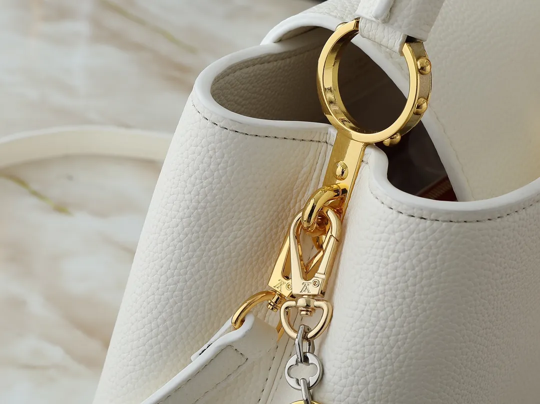 💰420💰Guangzhou goods Upgraded original M12935 M12936 M12937 M12938 This Capucines medium handbag is from the Chain On You series, using Taurillon cow leather to focus on the brand's ingenuity and fine craftsmanship. The jewelry-style double-plated chain is embellished with Monogram flowers, while rounded LV letters and hardware add sophisticated touches. Whether worn cross-body, hand-carried or shoulder-carried, it can display elegant style. Dimensions: 31.5 x 20.0 x 11.0 cm (length x height x width)