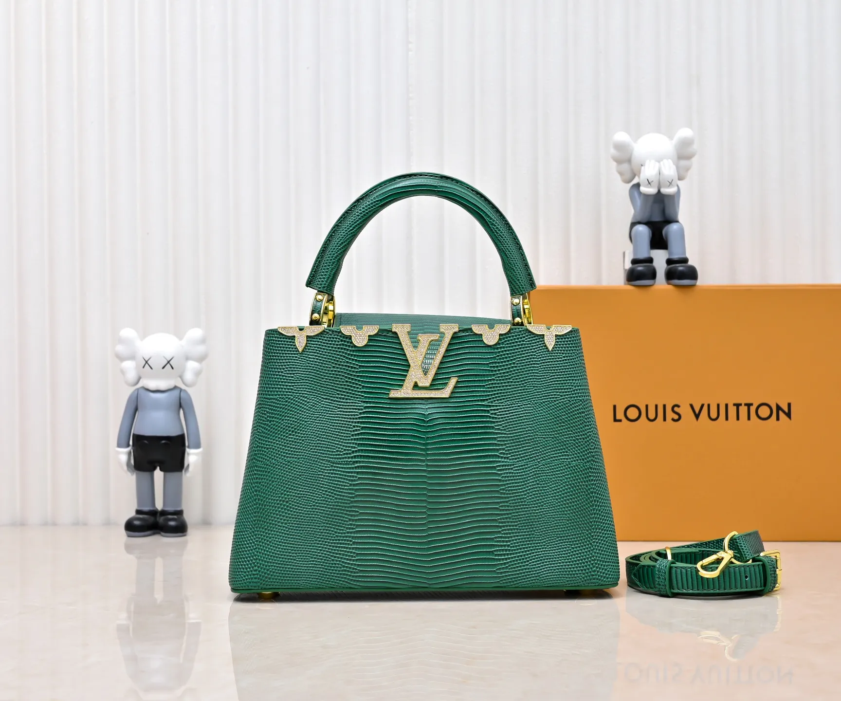 Top original P440 Guangzhou-made M12297 green lizard skin with gold diamond corolla 🔺This CapucinesBB handbag exquisitely combines the elegant lizard skin outer layer, delicate sheepskin lining and Yingze metal parts. The iconic flap makes two styles fashionable. The LV logo can be read on the inside and the Monogram flower blooms on the outside. It lights up the eye-catching corner for evening occasions and adds a personalized atmosphere to the wardrobe. Shine gorgeous style in day and night occasions.  Detailed features 27 x 18 x 9 cm (length x height x width)
