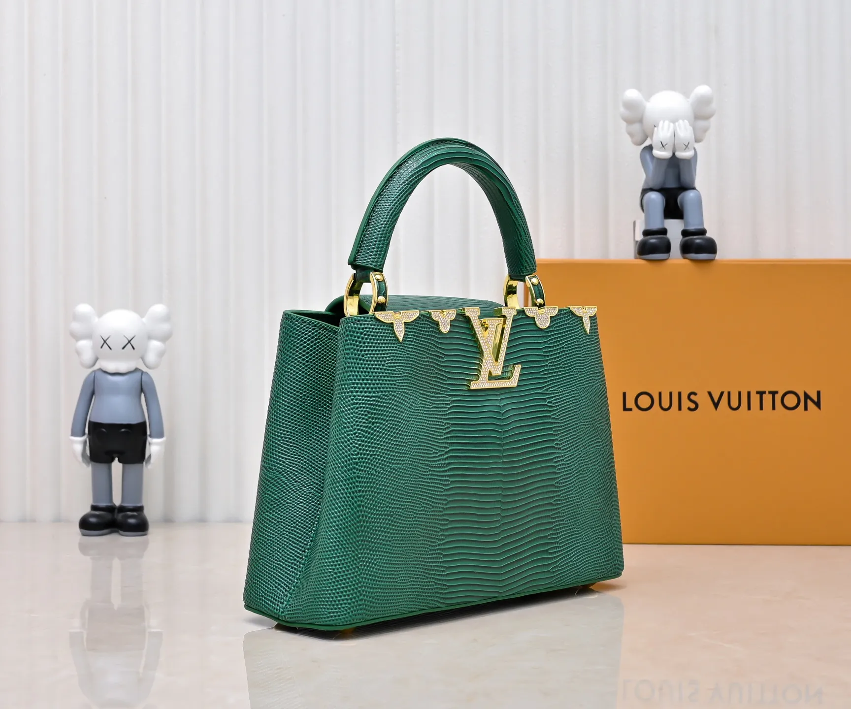 Top original P440 Guangzhou-made M12297 green lizard skin with gold diamond corolla 🔺This CapucinesBB handbag exquisitely combines the elegant lizard skin outer layer, delicate sheepskin lining and Yingze metal parts. The iconic flap makes two styles fashionable. The LV logo can be read on the inside and the Monogram flower blooms on the outside. It lights up the eye-catching corner for evening occasions and adds a personalized atmosphere to the wardrobe. Shine gorgeous style in day and night occasions.  Detailed features 27 x 18 x 9 cm (length x height x width)
